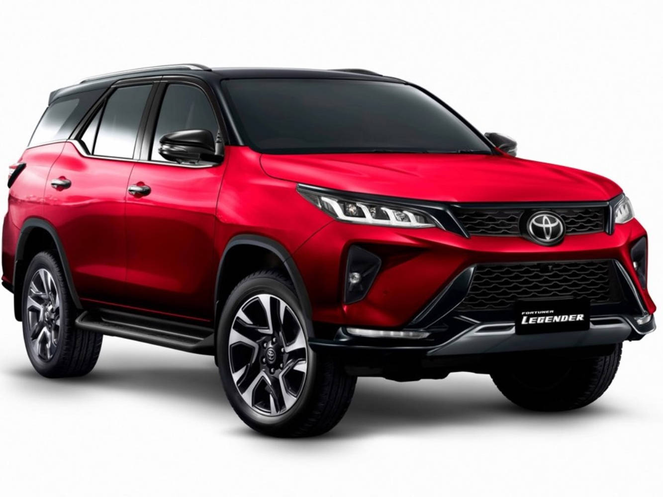 紅色豐田 Fortuner Legend SUV，配備黑色飾件和合金輪圈。