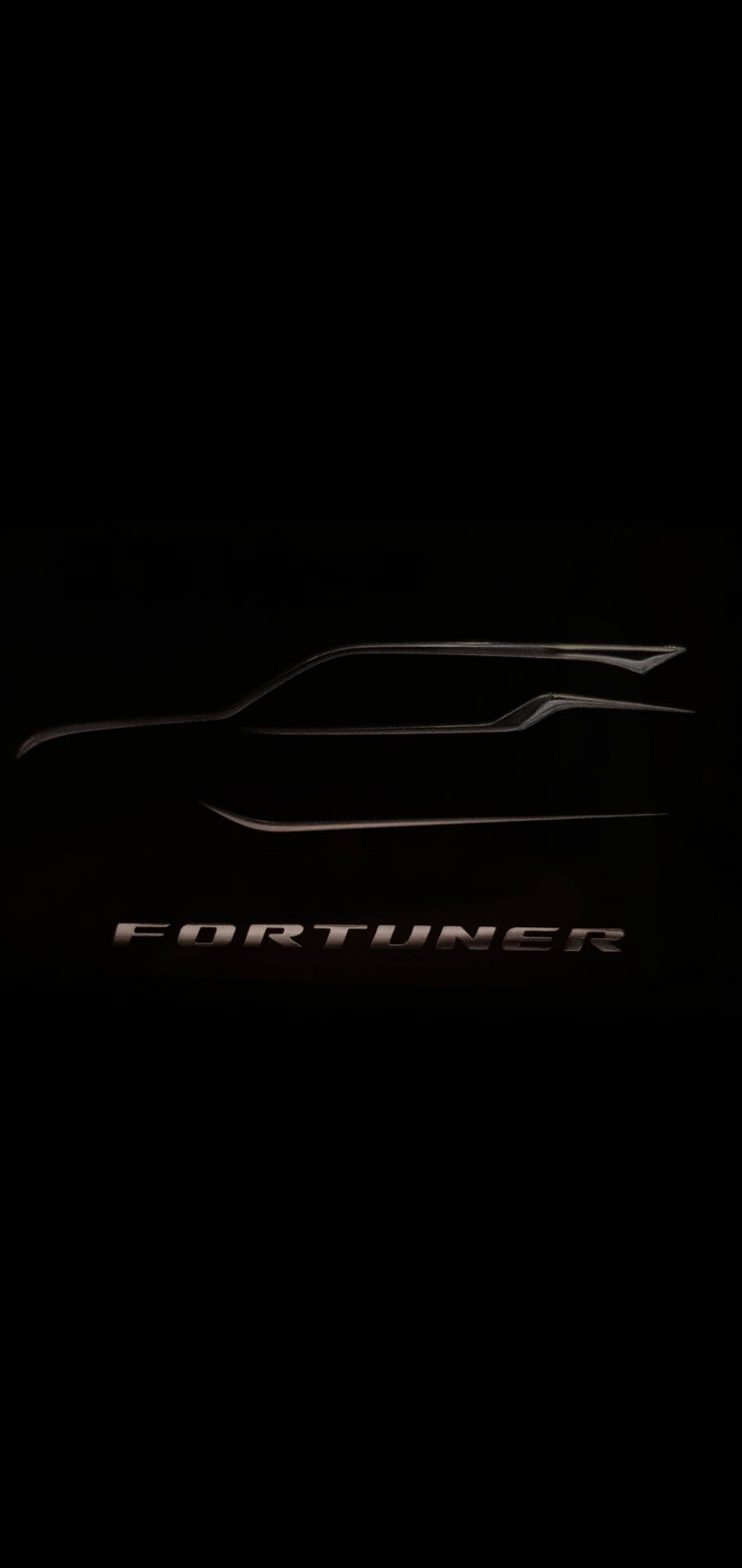 在黑暗中發光的時尚銀色Fortuner SUV輪廓，下方有品牌名稱。