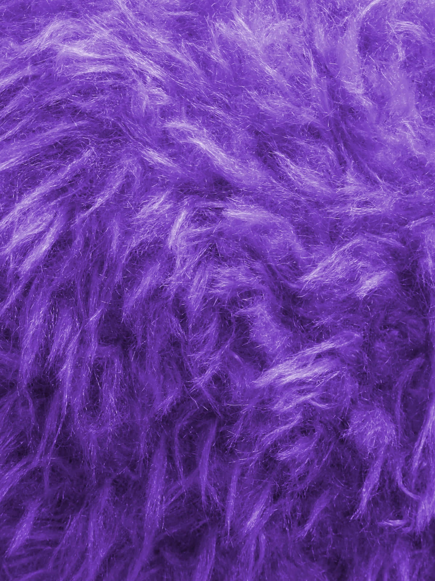 Purple Faux Fur 桌布 壁紙 — 豐盈柔軟的紫色布料特寫，帶有柔和的白色高光和紋理纖維。