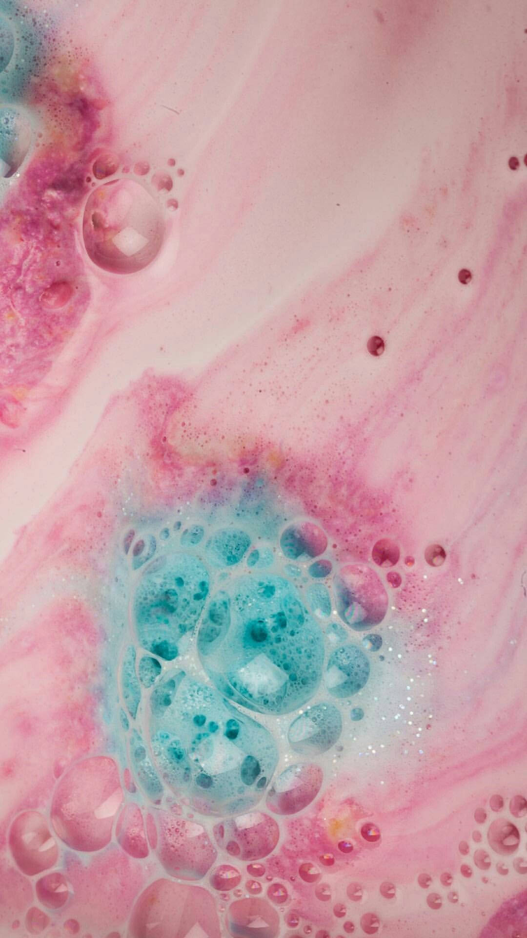 帶有粉紅色和藍色漩渦和氣泡的抽象流體藝術