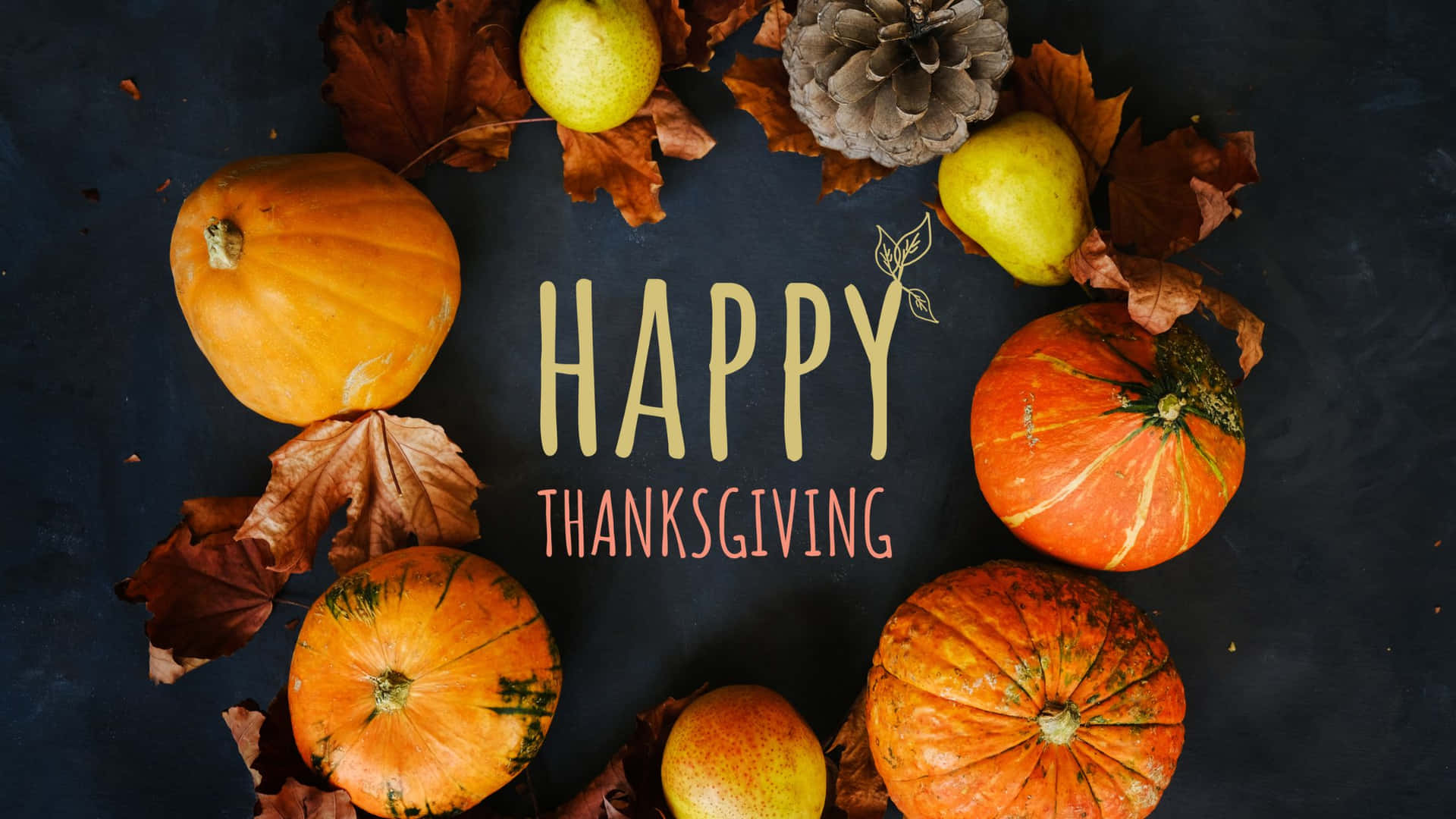 南瓜、梨子和松果圍繞著Happy Thanksgiving文字排列在深色背景上。
