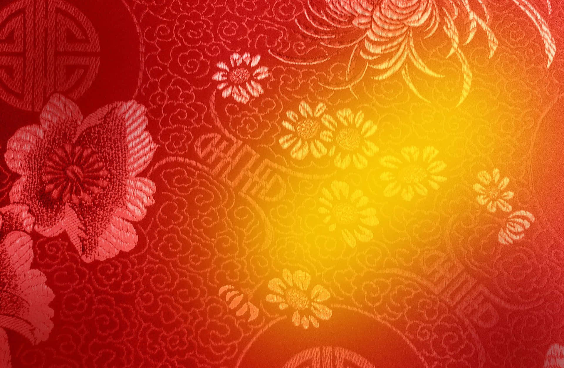 帶有花卉和雲紋圖案的紅色紋理布料，被金色光芒照亮。