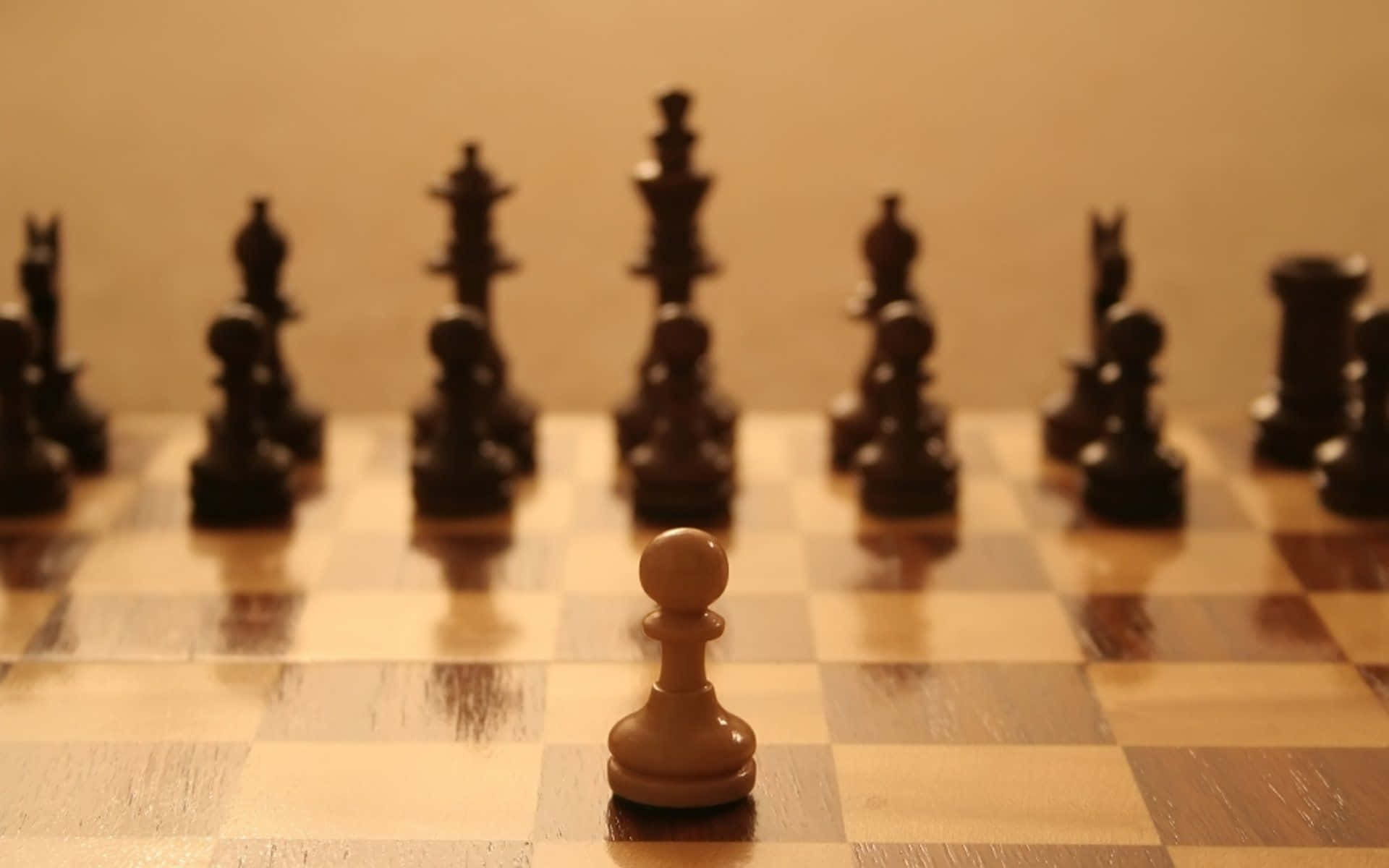 「象棋：做出正確的抉擇」 壁紙 — 一個白色兵卒在木製棋盤上清晰對焦，而深色對手棋子則在溫暖燈光下於背景中模糊。
