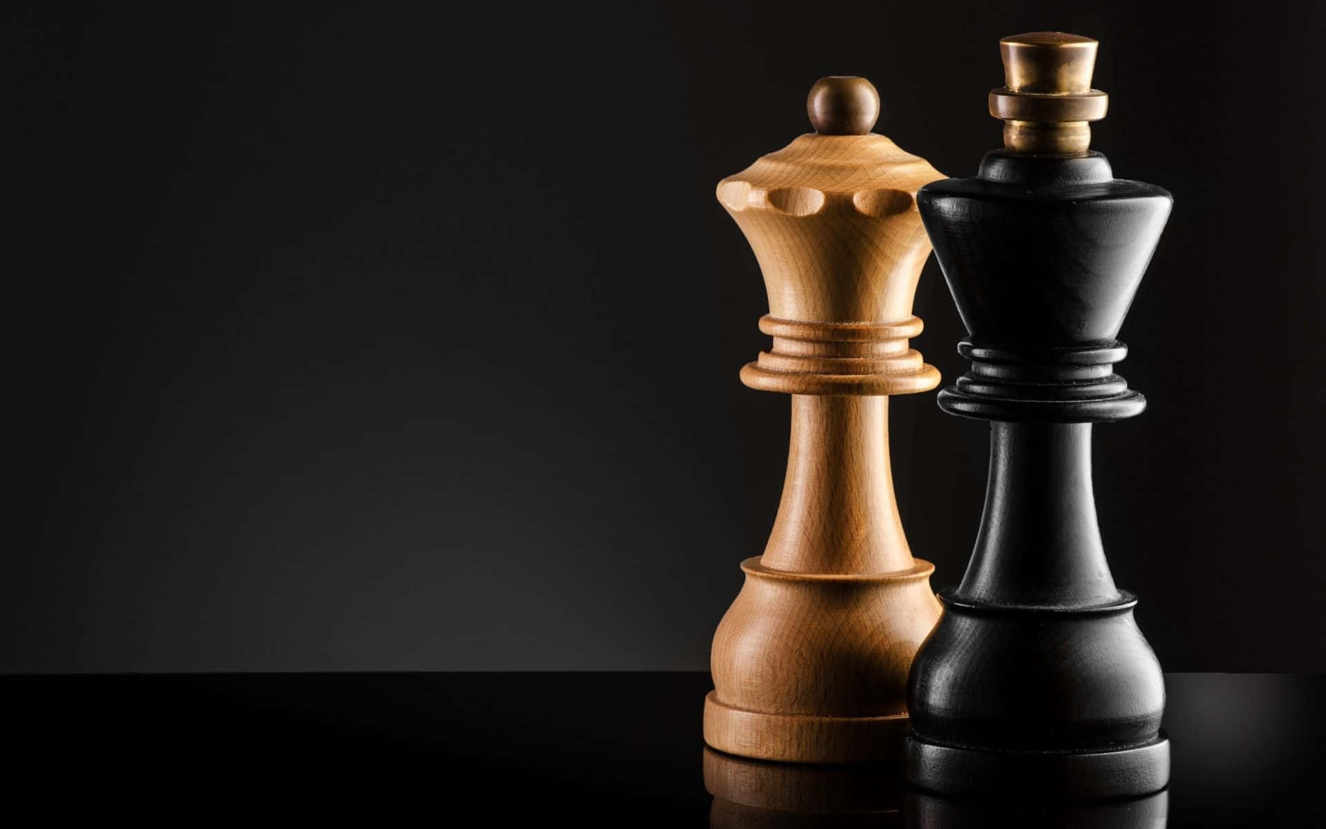「象棋：經典不朽的棋盤遊戲」 壁紙 — 兩個對比鮮明的木製國際象棋國王並排站在黑色背景下的深色反光表面上。