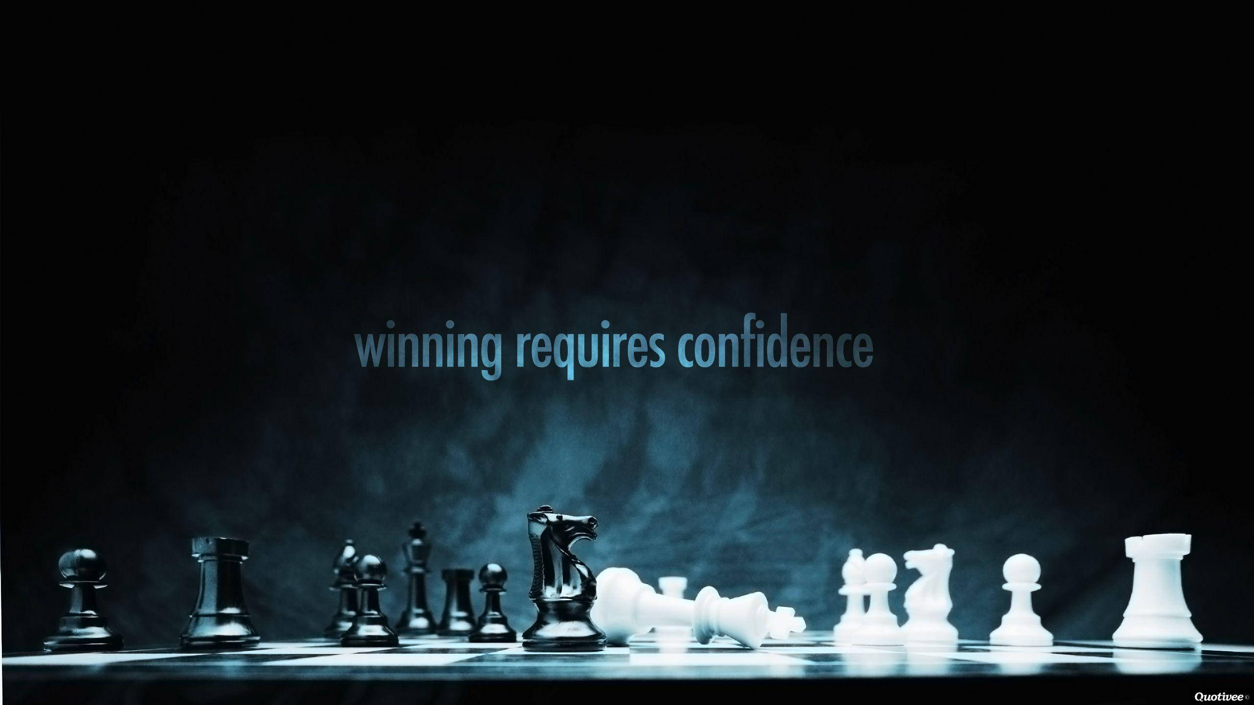 象棋與激勵語句 壁紙 — 棋盤上的國際象棋棋子，有倒下的白色棋子，以及「winning requires confidence」文字在黑暗煙霧背景中發出藍光。