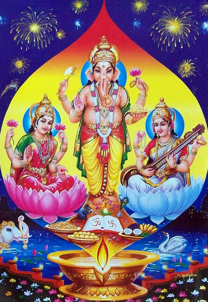 laxmi ganesh saraswati 桌布 壁紙 — 象頭神伽內什被兩位女神簇擁，立於蓮花之上，煙火之下有天鵝和一盞迪亞燈。