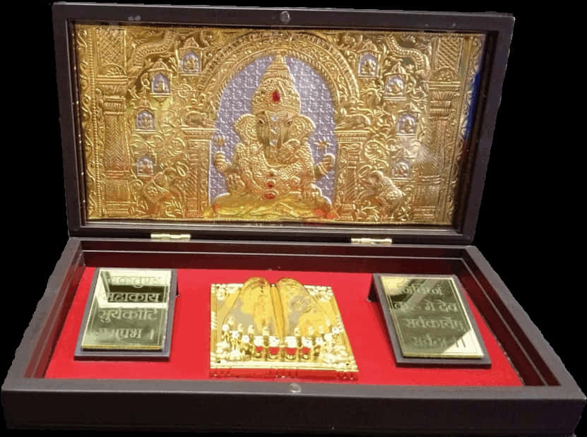 象頭神宗教文物展示 壁紙 — 一個金色象神像放在一個裝飾性拱形框架內，置於一個紅色天鵝絨襯裡的木盒上，木盒有三塊雕刻牌匾。