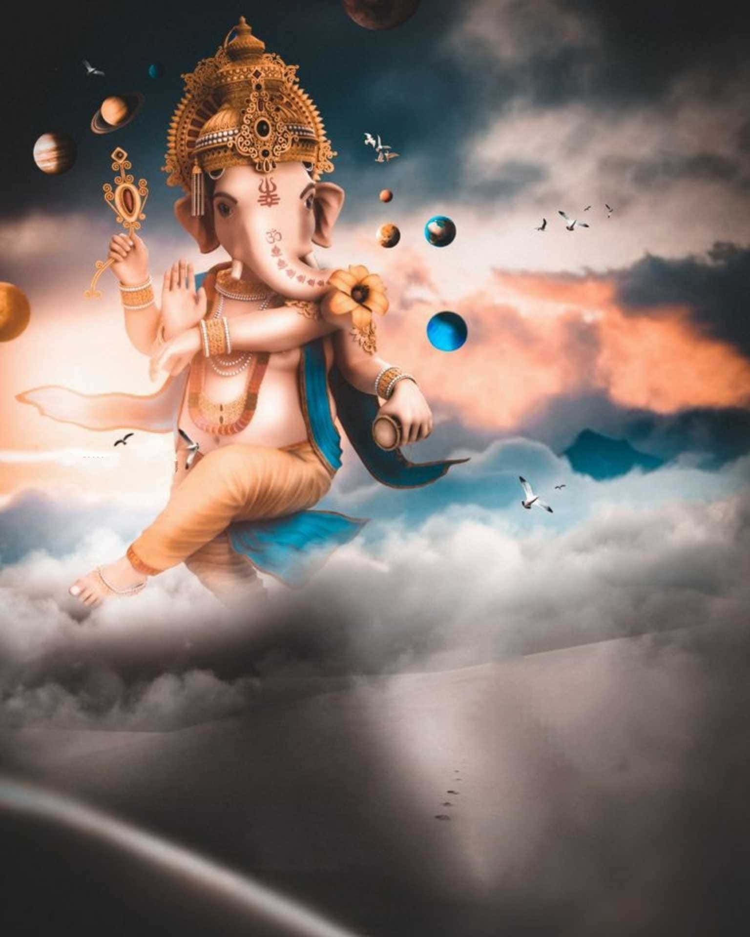 Ganesh Chaturthi 桌布 壁紙 — 象頭神平靜地漂浮在雲端之上，手持象徵物，行星和鳥兒在暮色天空中翱翔。