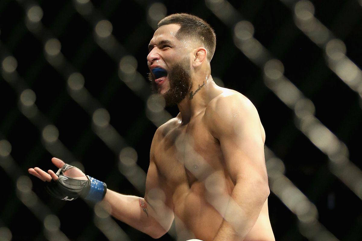 MMA鬥士在八角籠內戴著藍色護齒慶祝勝利。