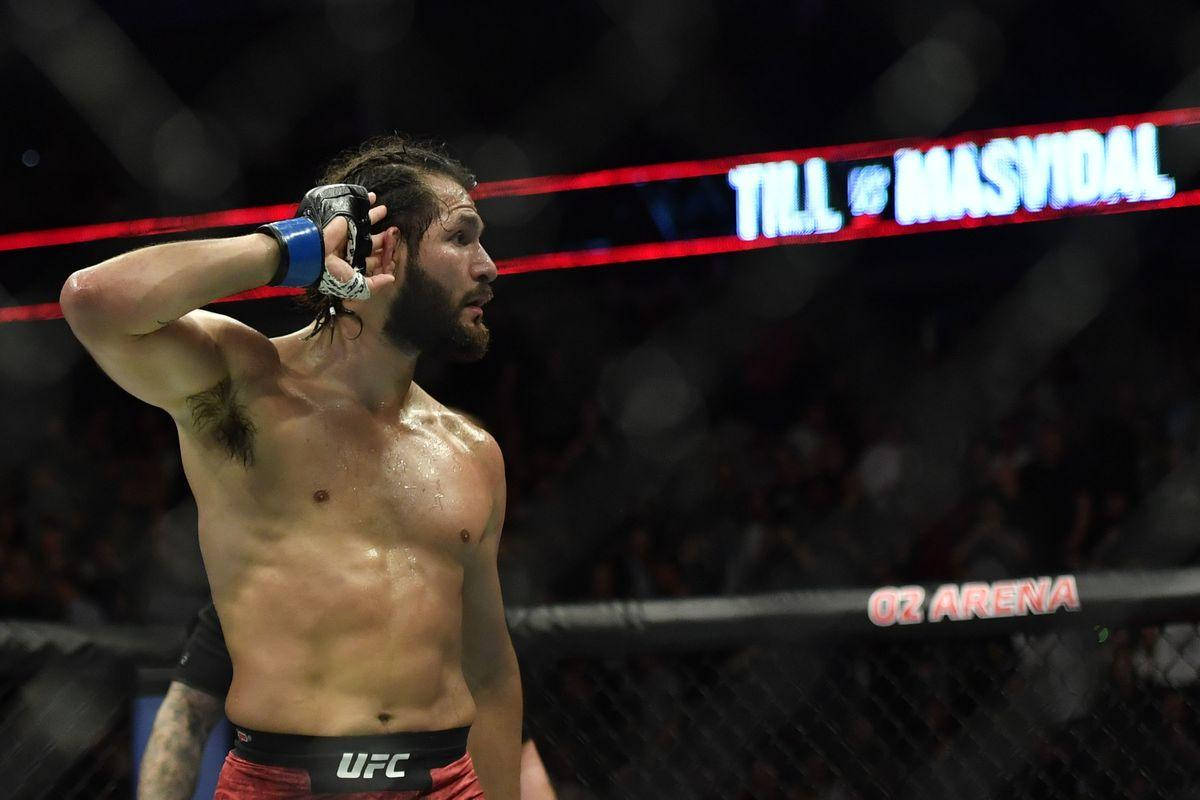 UFC拳手在O2體育館的八角籠中慶祝勝利。