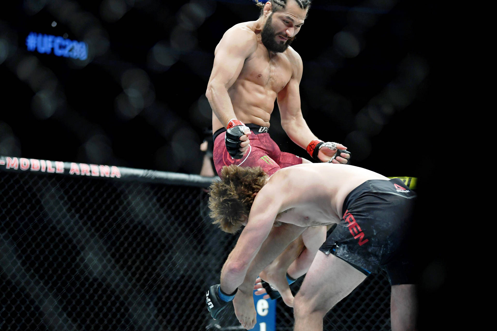 兩名戰士在UFC八角籠中進行綜合格鬥比賽時扭打在一起。