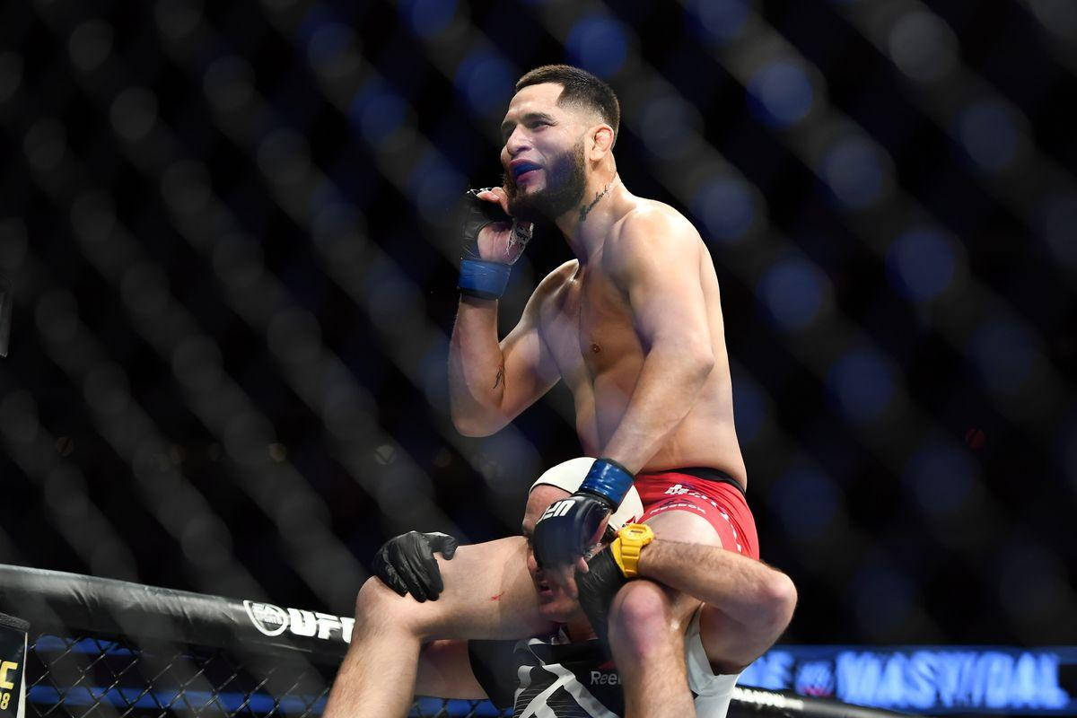 UFC拳手在八角籠內賽後慶祝勝利。