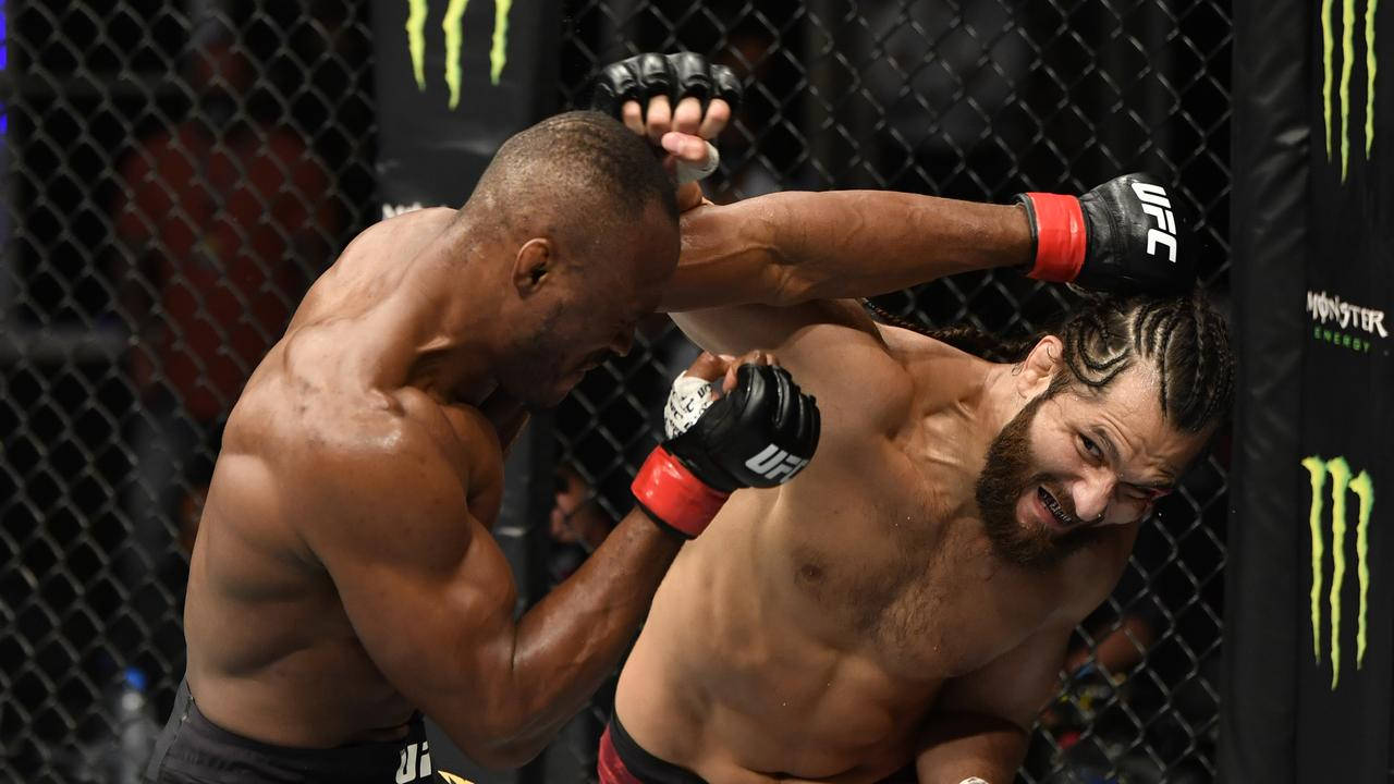 兩名MMA拳手在籠中於UFC比賽期間互相出拳。