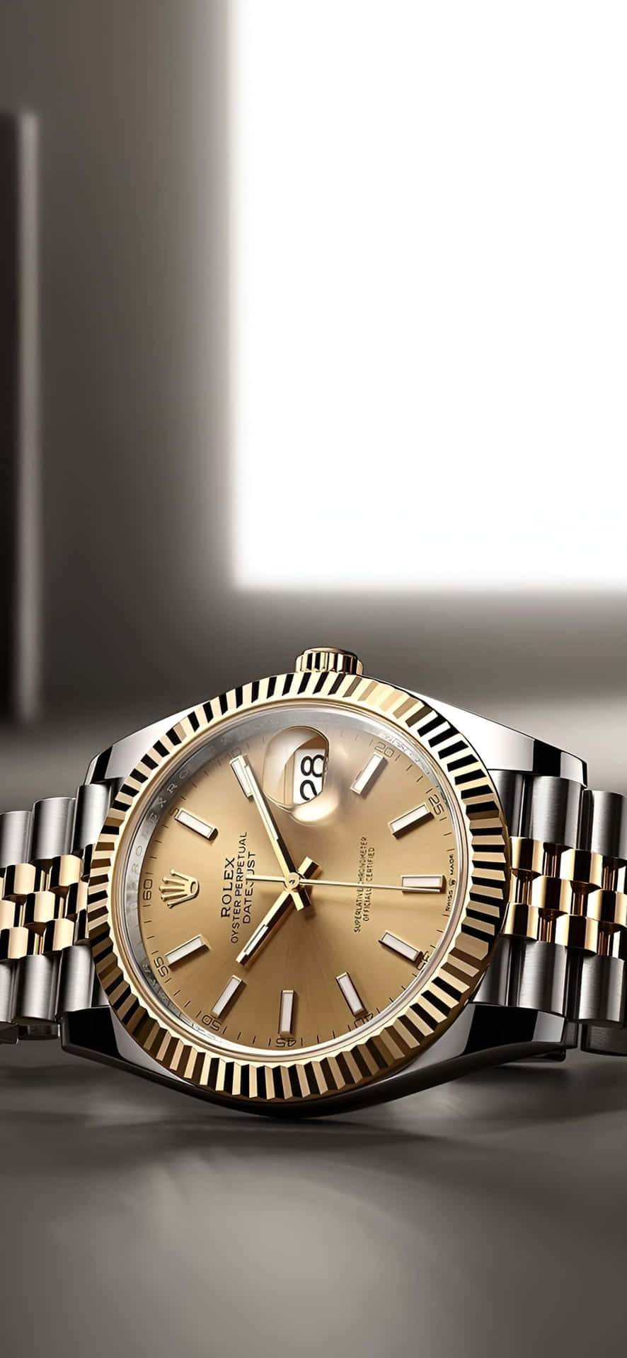豪華 Rolex Datejust 金質腕錶 壁紙 — 一隻奢華的金色和鋼製勞力士 Datejust 手錶在柔和的工作室燈光下閃耀，背景模糊現代。