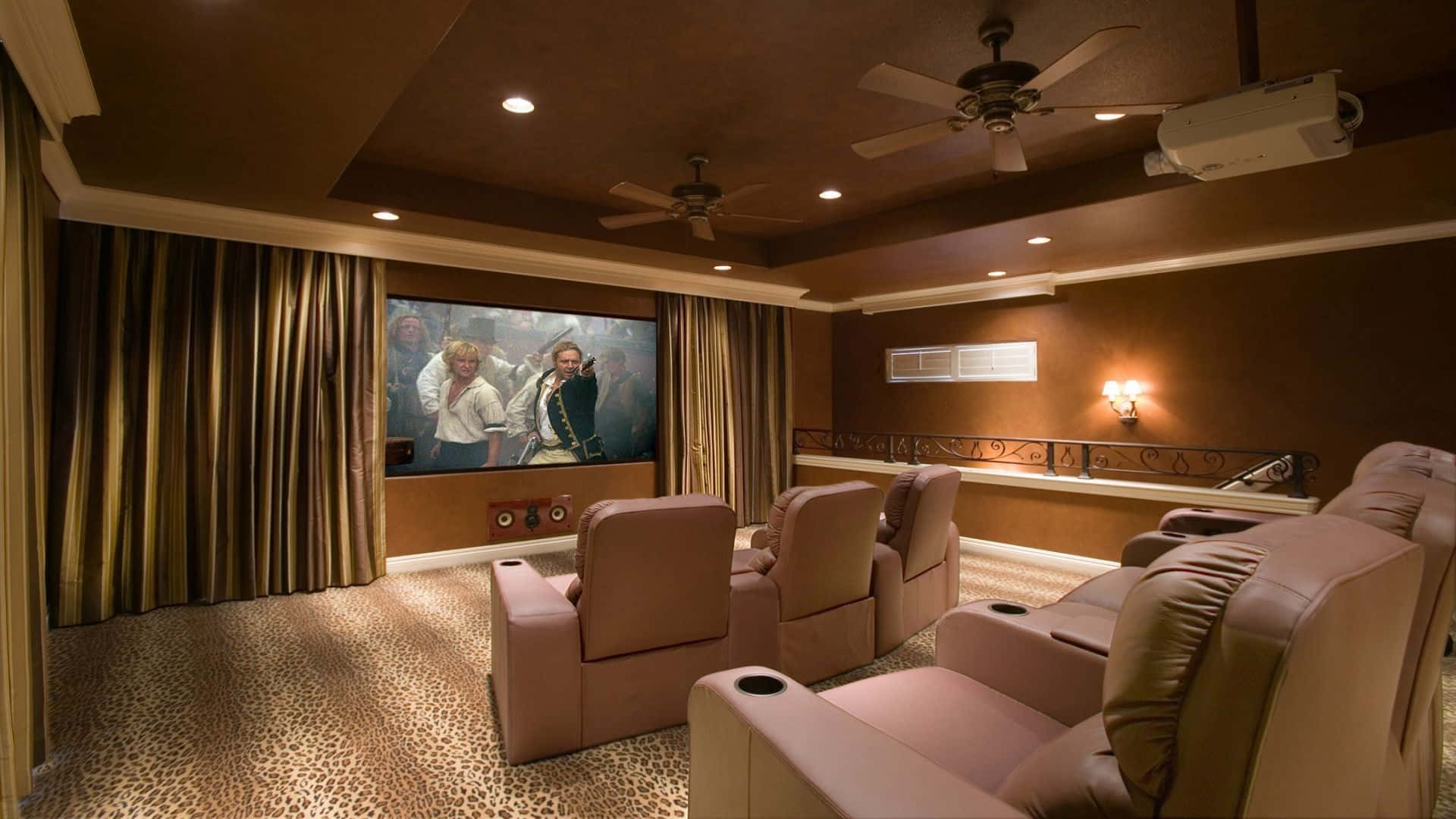 Home Cinema 桌布 壁紙 — 豪華家庭影院，配有柔軟躺椅，面向大屏幕，在溫暖的環境燈光下播放海盜電影。
