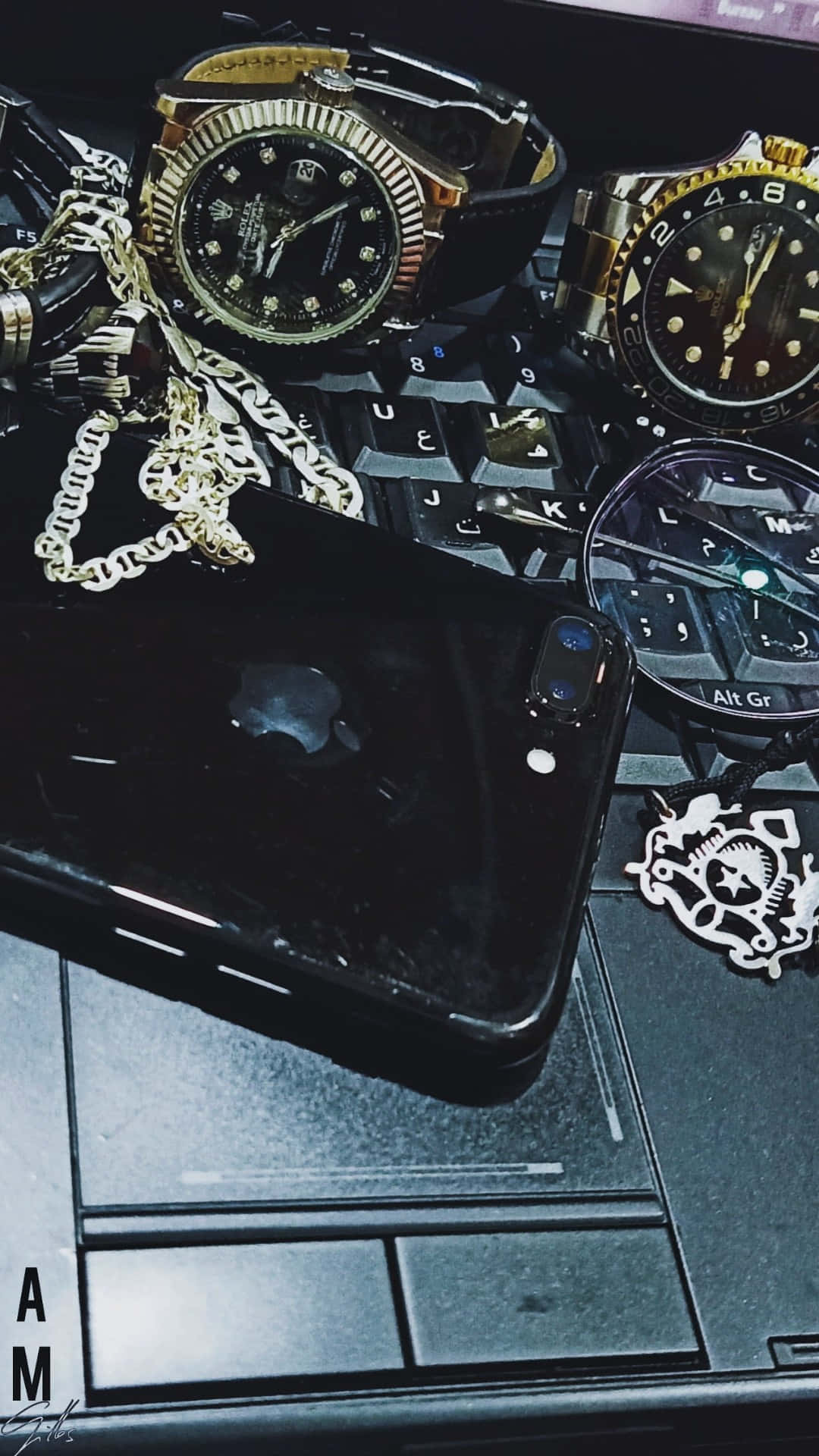 Rolex 桌布 壁紙 — 豪華手錶和一部黑色iPhone放在手提電腦鍵盤上，配有金鏈和齒輪吊飾。