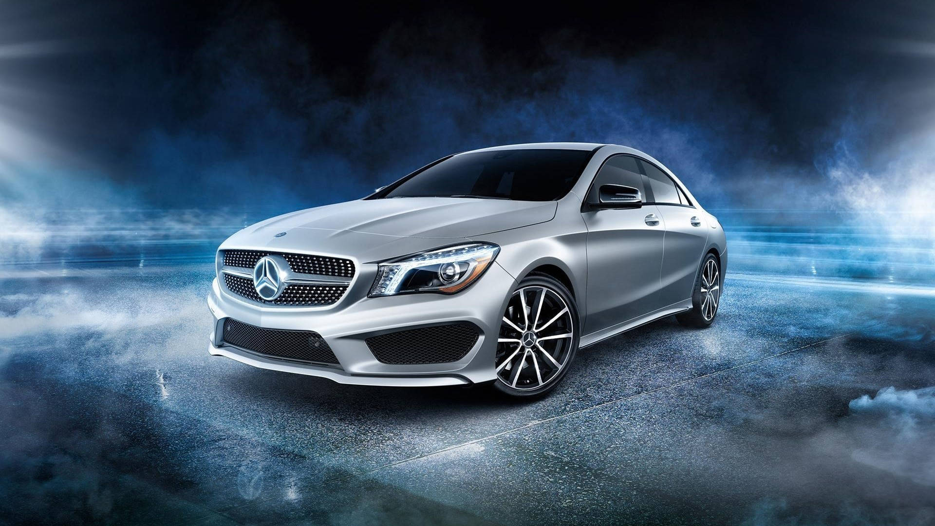 銀色Mercedes-Benz CLA轎車在煙霧和動態模糊中疾馳穿過藍色隧道。