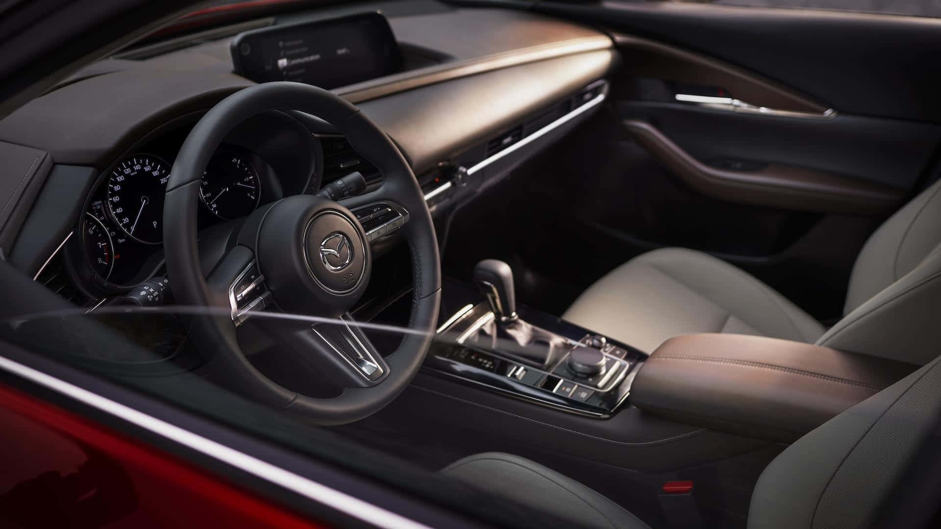 Mazda Cx-30 桌布 壁紙 — 豪華汽車內飾，配有黑色皮革座椅和時尚儀表板，在溫暖的環境照明下。