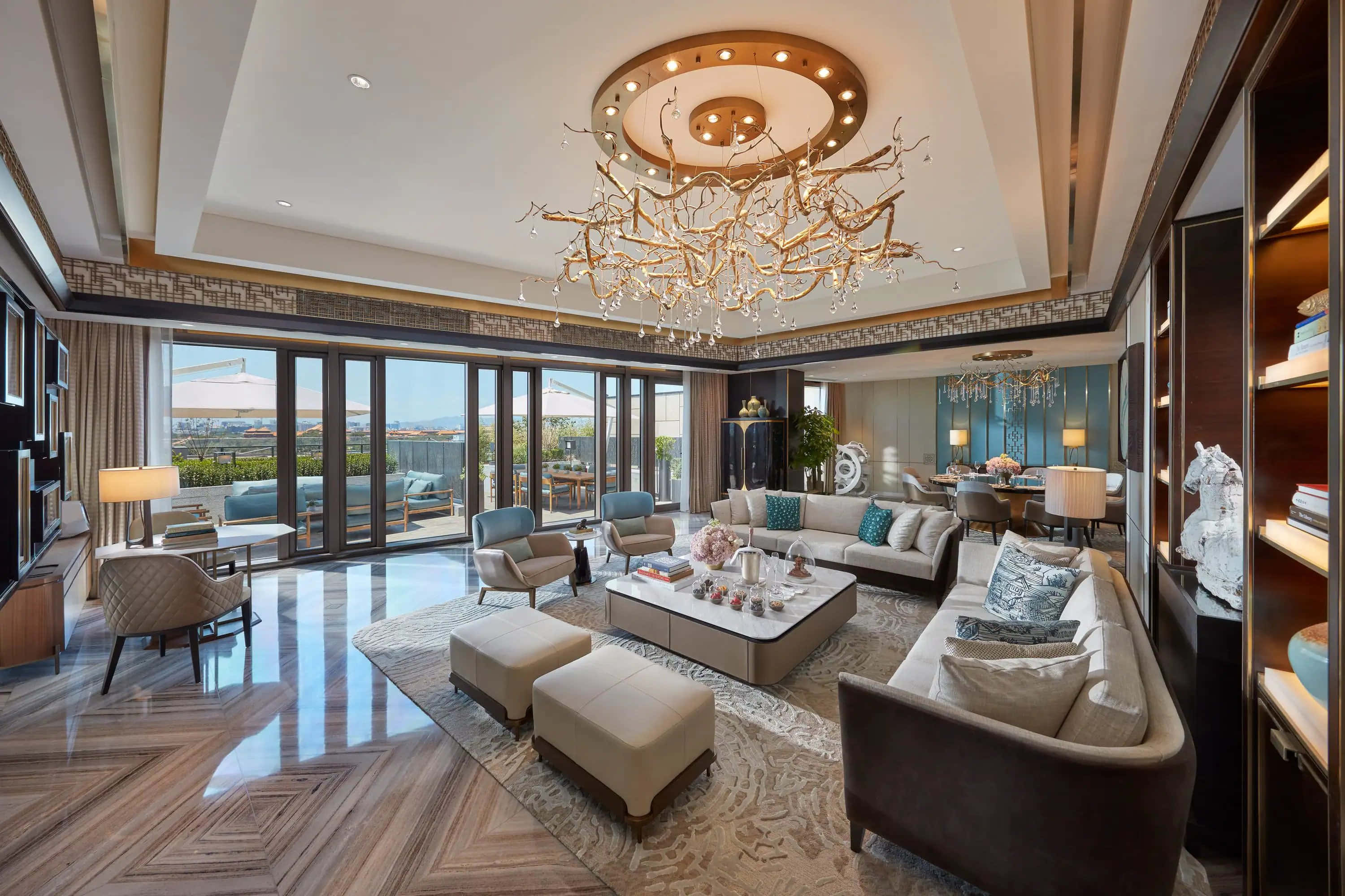 Hotel 桌布 壁紙 — 豪華現代客廳，配有金色吊燈、木地板和落地窗，可俯瞰陽台。