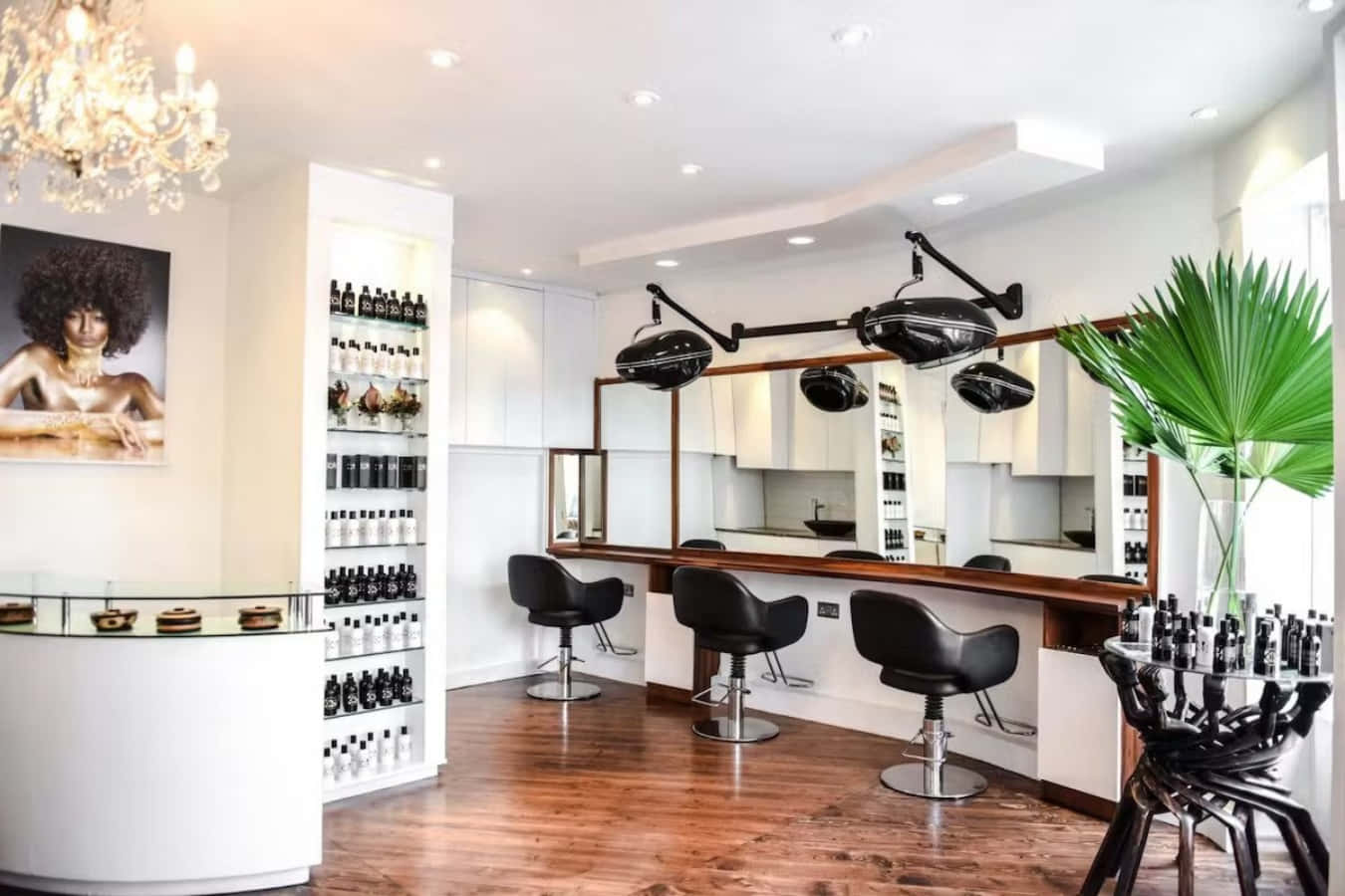 Hair Salon 桌布 壁紙 — 豪華現代髮廊，配有黑色造型椅、木地板和頭頂吊燈。