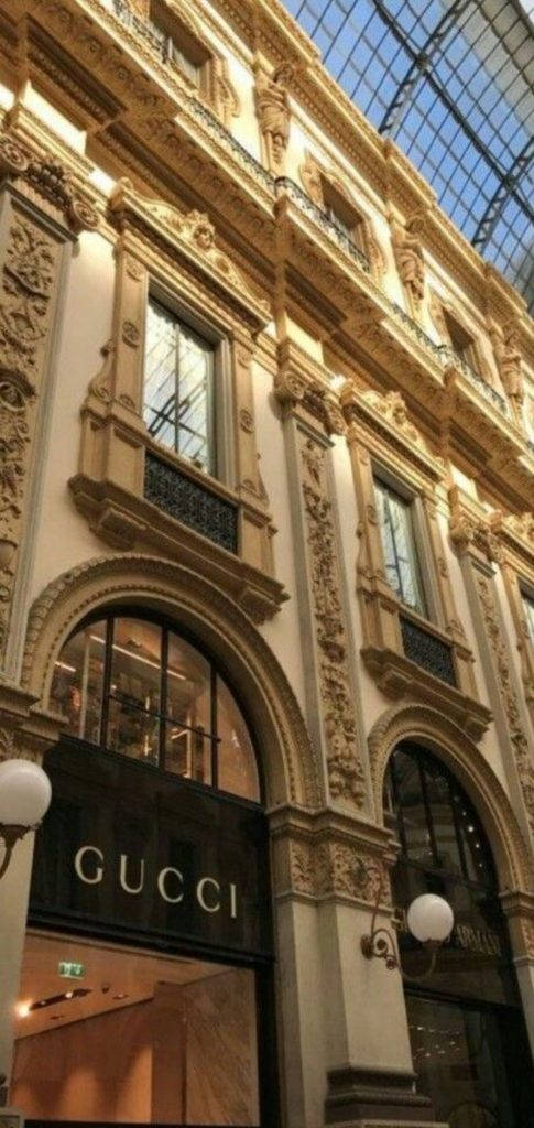 Gucci 桌布 壁紙 — 豪華購物長廊中，Gucci 商店在玻璃天花下的華麗裝飾外牆。