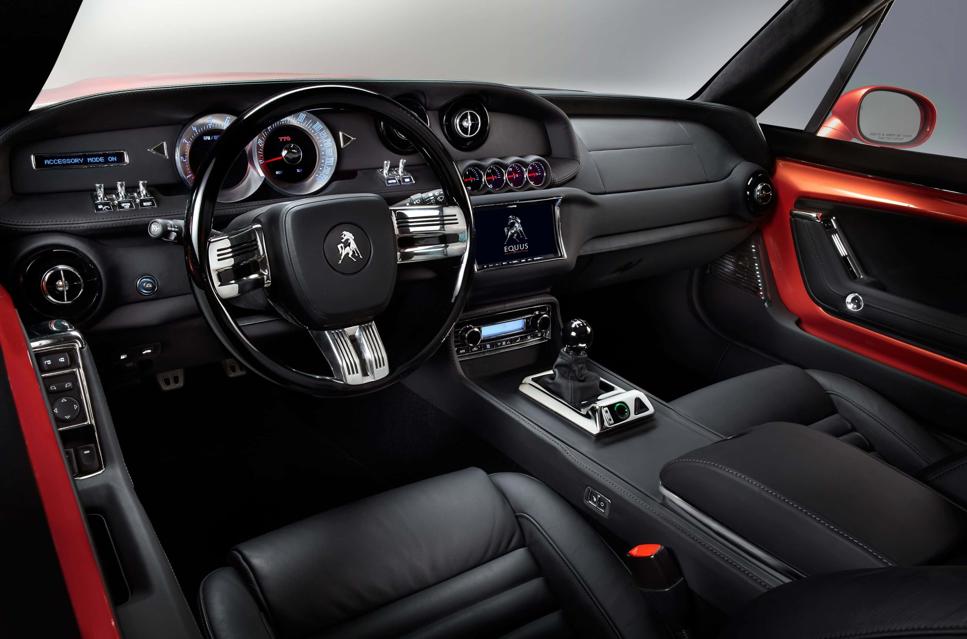 Hyundai Equus 桌布 壁紙 — 豪華跑車內飾，配備黑色皮革座椅、紅色點綴和時尚的儀表板，具有數位顯示屏和手動變速桿。