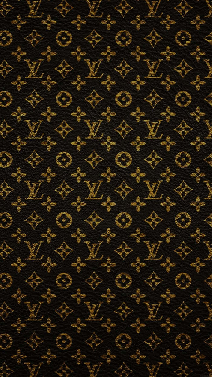 黑色皮革上金色Louis Vuitton字母組合圖案在表面重複。