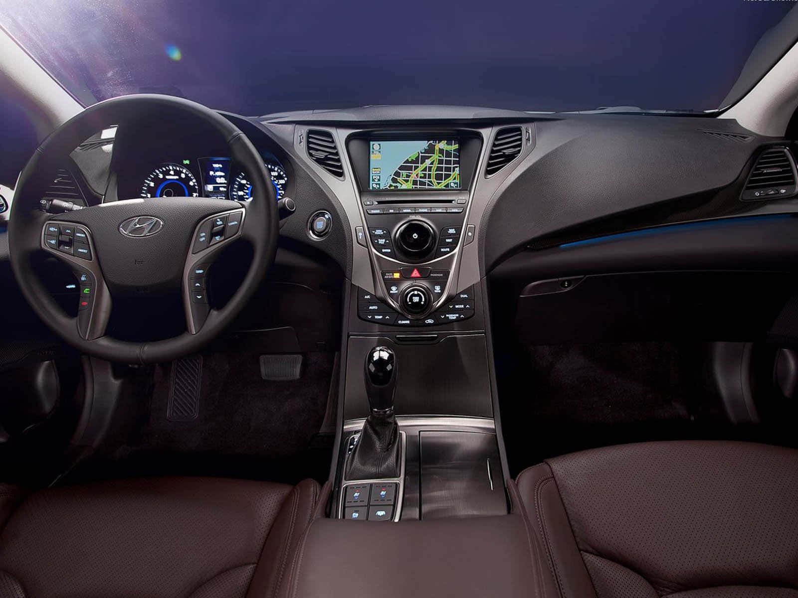Hyundai Azera 桌布 壁紙 — 豪華車內裝，配備棕色皮革座椅和顯示導航的數位儀表板。
