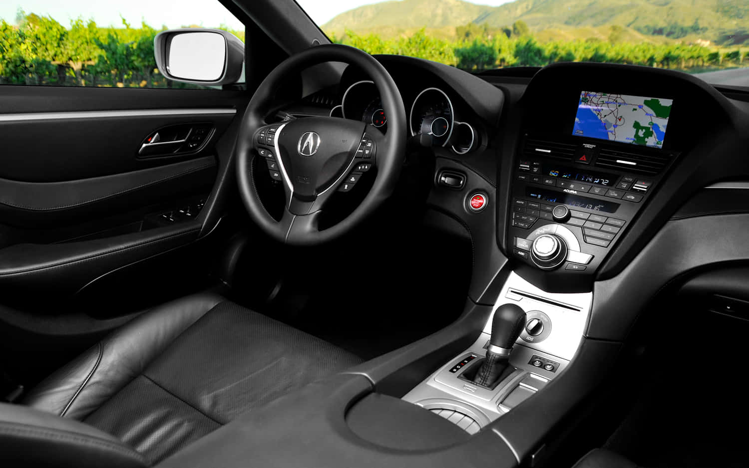Acura Zdx 桌布 壁紙 — 豪華車內裝，黑色真皮座椅和儀表板，透過擋風玻璃顯示葡萄園景觀。