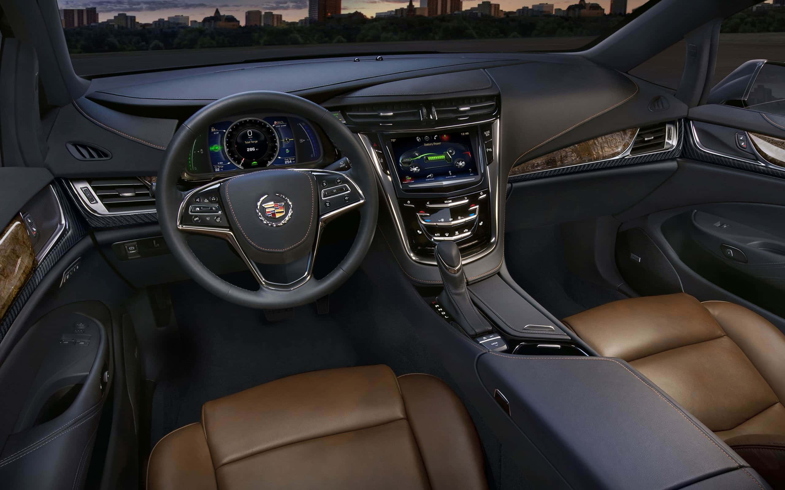 Cadillac Elr 桌布 壁紙 — 豪華車內飾，配備棕色皮革座椅和數碼儀表板，俯瞰黃昏時分的城市天際線。