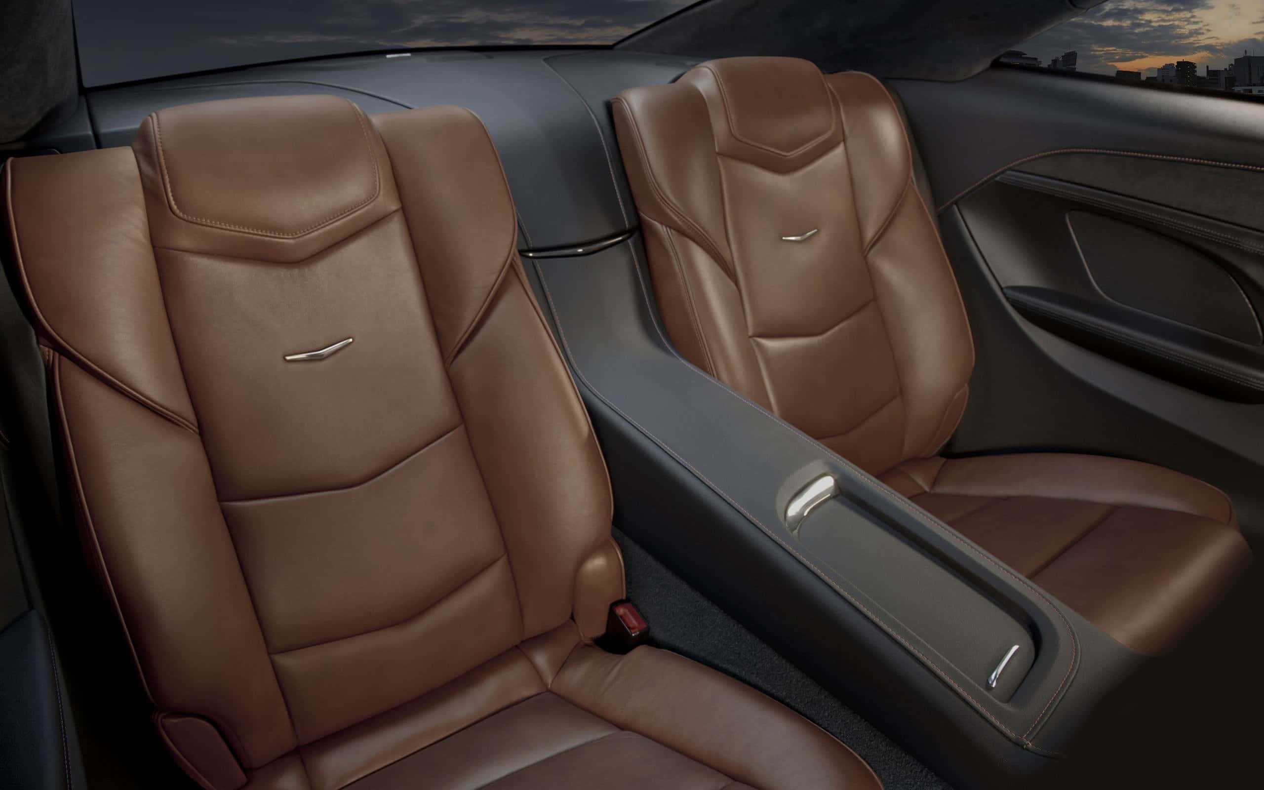 Cadillac Elr 桌布 壁紙 — 豪華車內飾，配備棕褐色皮革座椅和時尚儀表板，背景為暮色城市天際線。