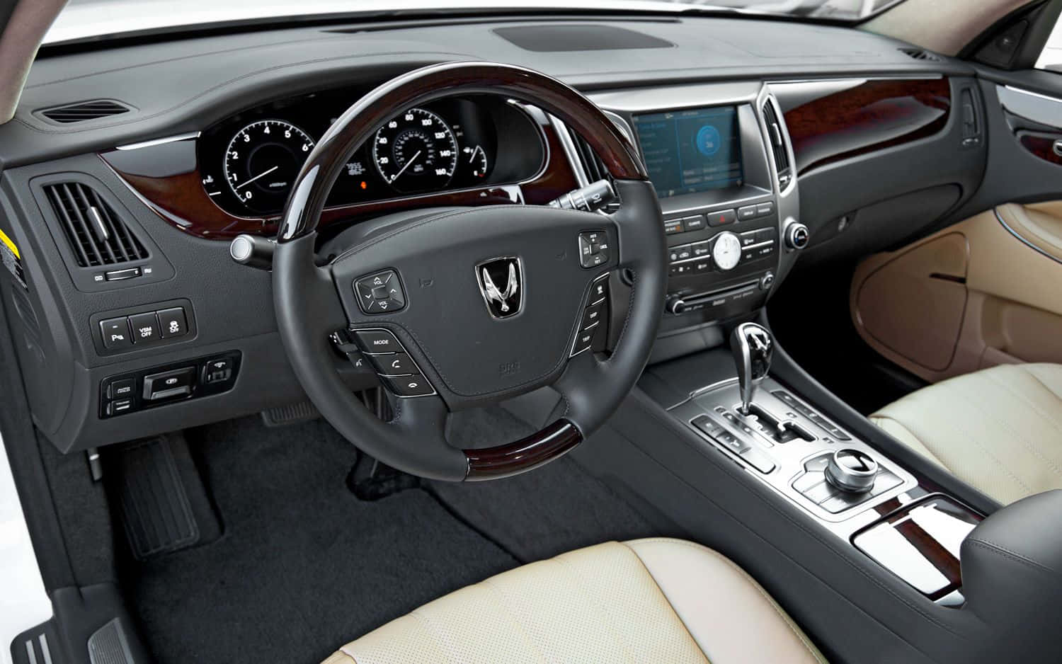 Hyundai Equus 桌布 壁紙 — 豪華車內飾，黑色方向盤、木質飾邊、米色真皮座椅和數位儀表板。