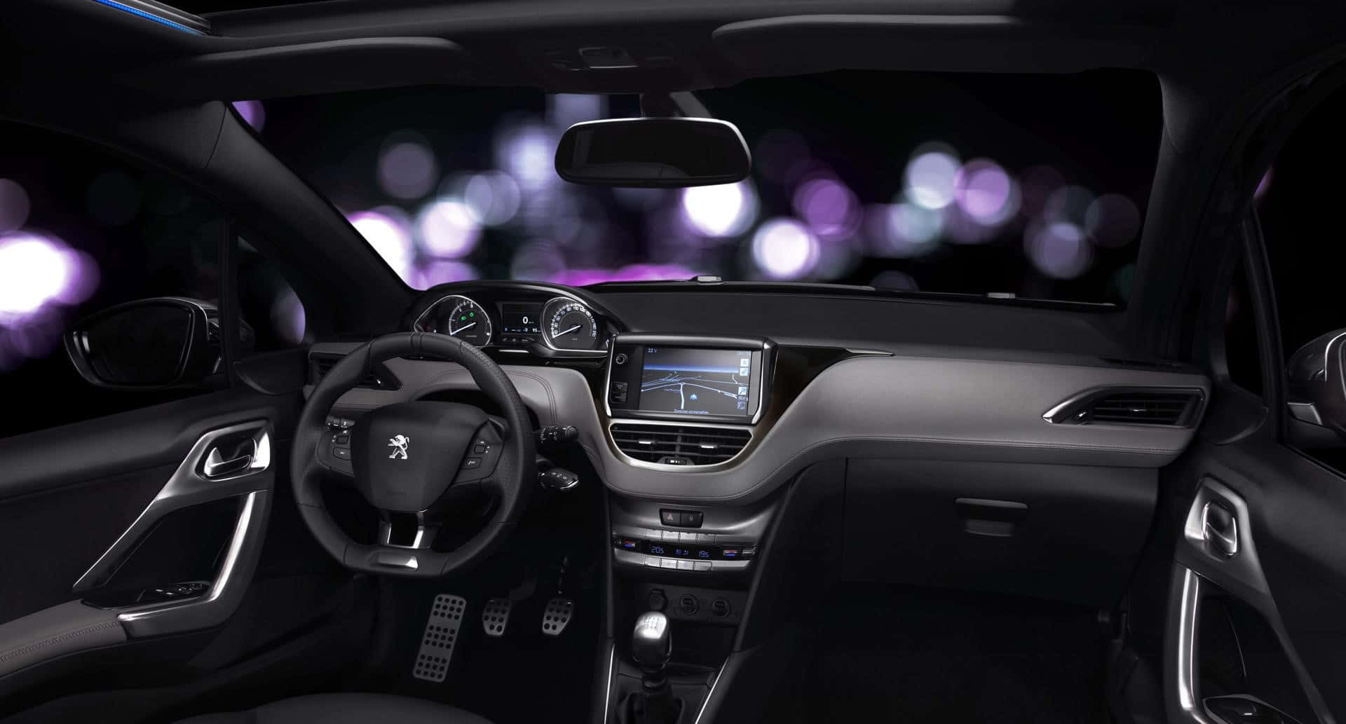 Peugeot 208 桌布 壁紙 — 豪華車內飾夜晚，發光儀表板及外面模糊的城市燈光。