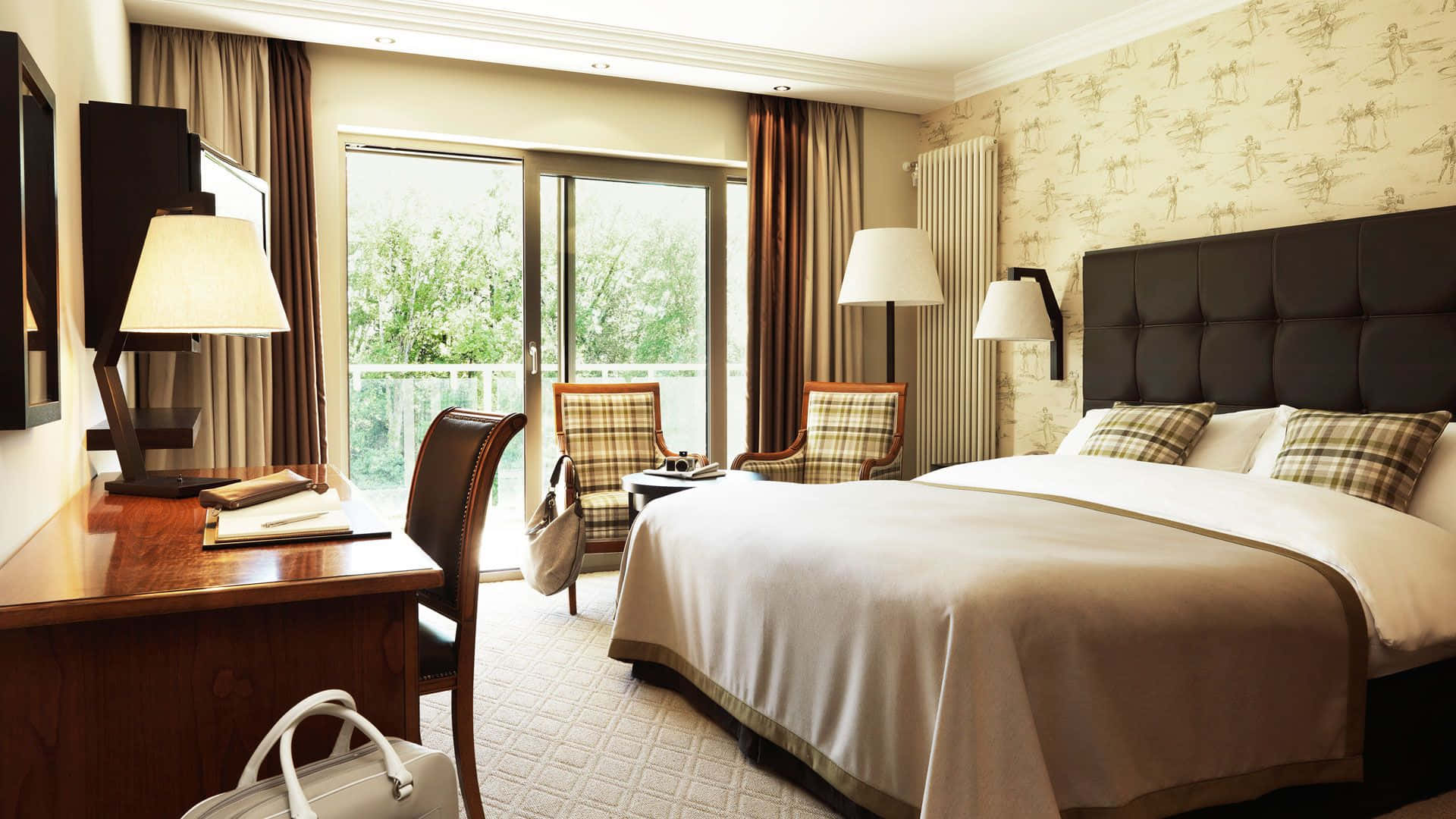 Hotel Room 桌布 壁紙 — 豪華酒店客房，配備一張大床、圖案牆紙和一個可俯瞰綠意的陽台。
