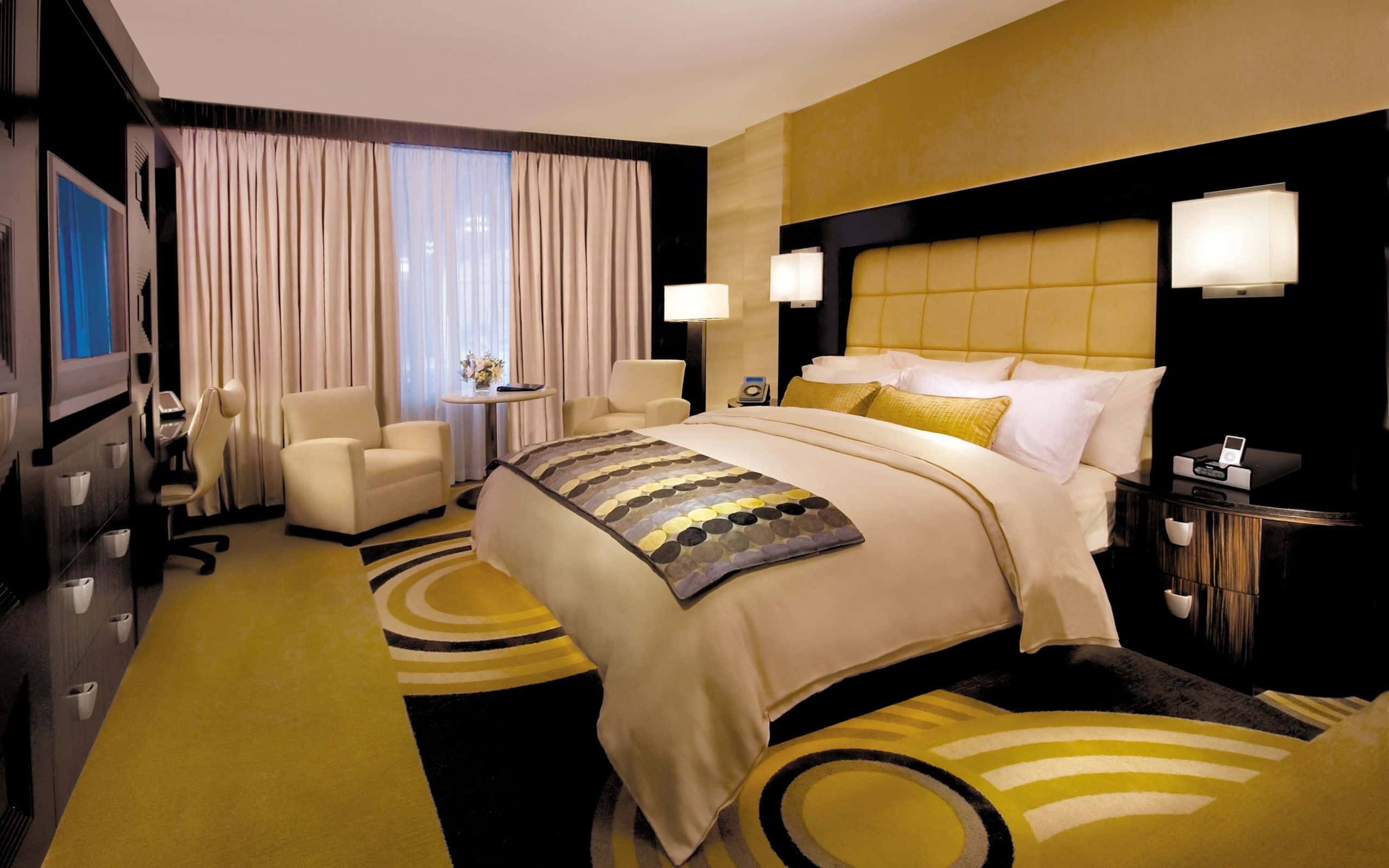 Hotel Room 桌布 壁紙 — 豪華酒店睡房，大膽的黃色和黑色點綴，圖案地毯，現代家具，溫暖燈光。