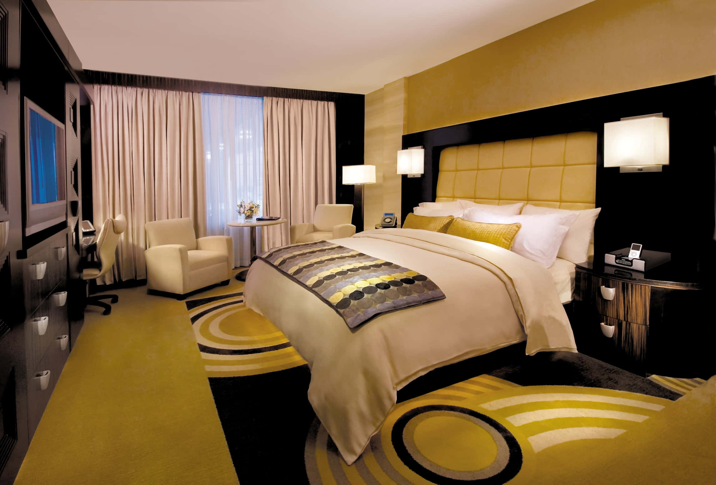 Hotel 桌布 壁紙 — 豪華酒店睡房，採用大膽的黃色和黑色點綴、圖案地毯和現代家具，在溫暖的燈光下。
