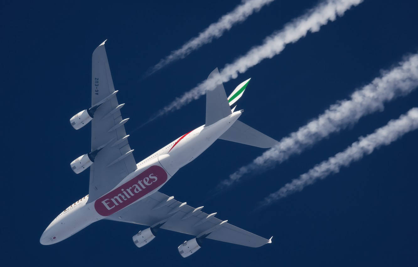 阿聯酋航空空中巴士A380在晴朗藍天中高飛，帶有凝結尾跡。