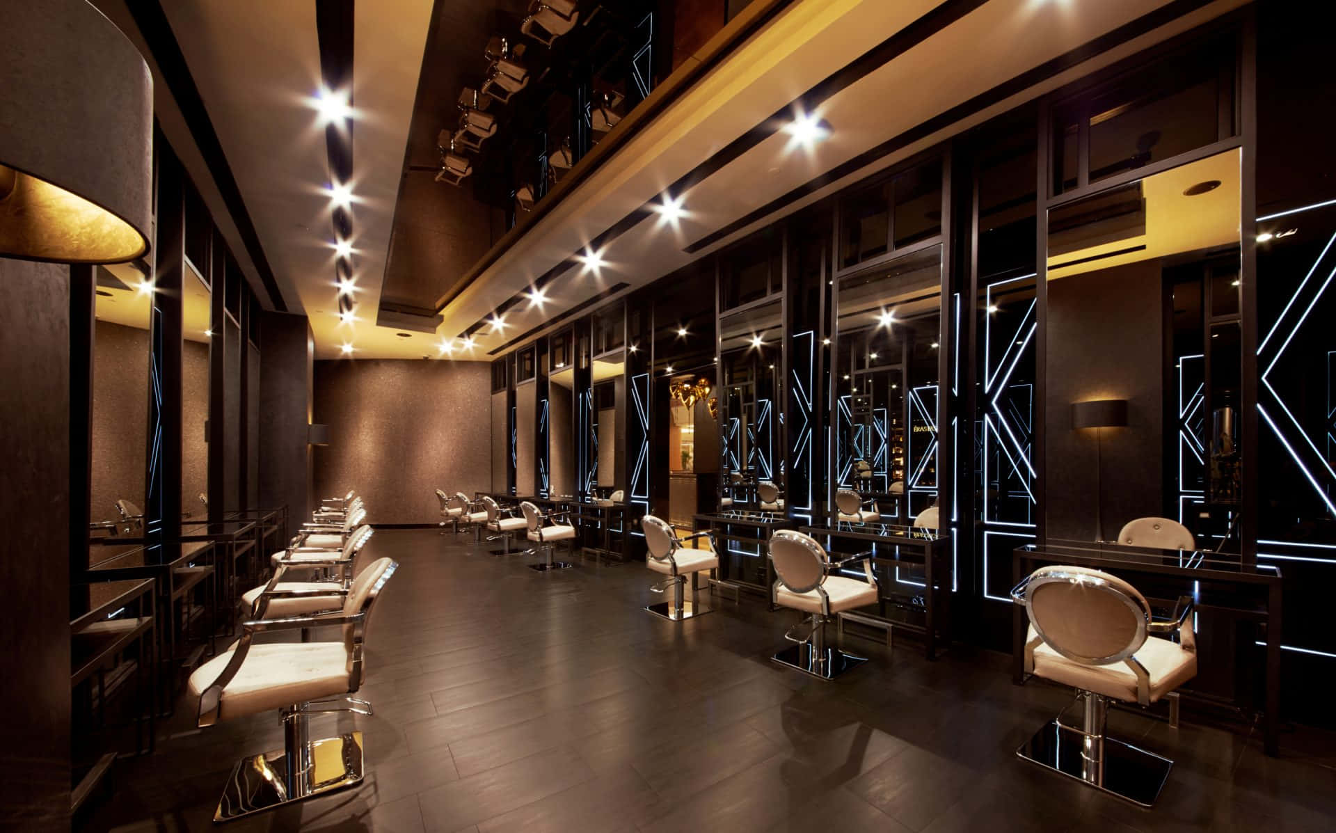 Hair Salon 桌布 壁紙 — 豪華髮廊，白色椅子成排排列，溫暖聚光燈下，鏡面牆上裝飾著幾何霓虹燈。