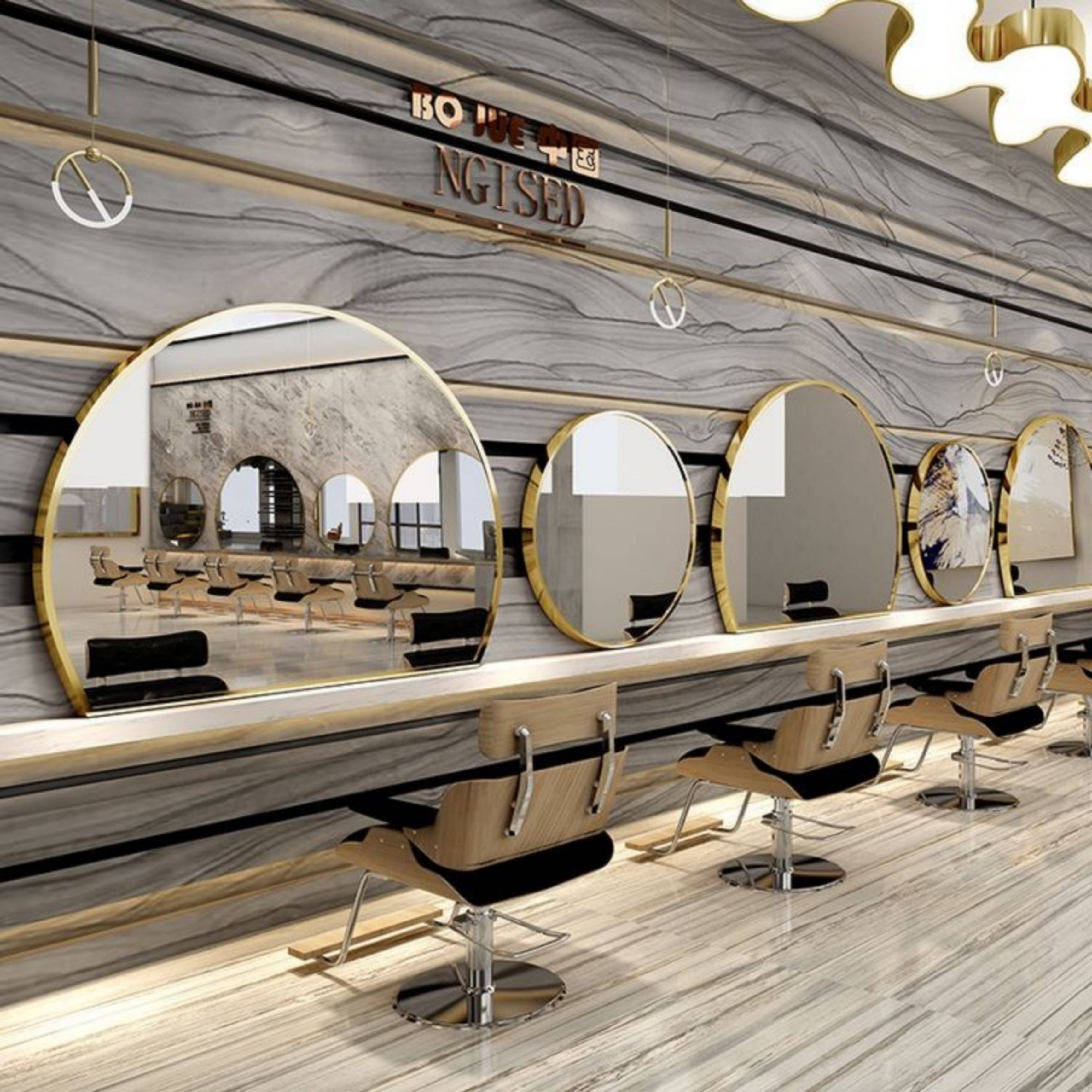 Hair Salon 桌布 壁紙 — 豪華髮廊，設有大理石牆壁、金色鏡框鏡子和時尚吊燈下的現代椅子。