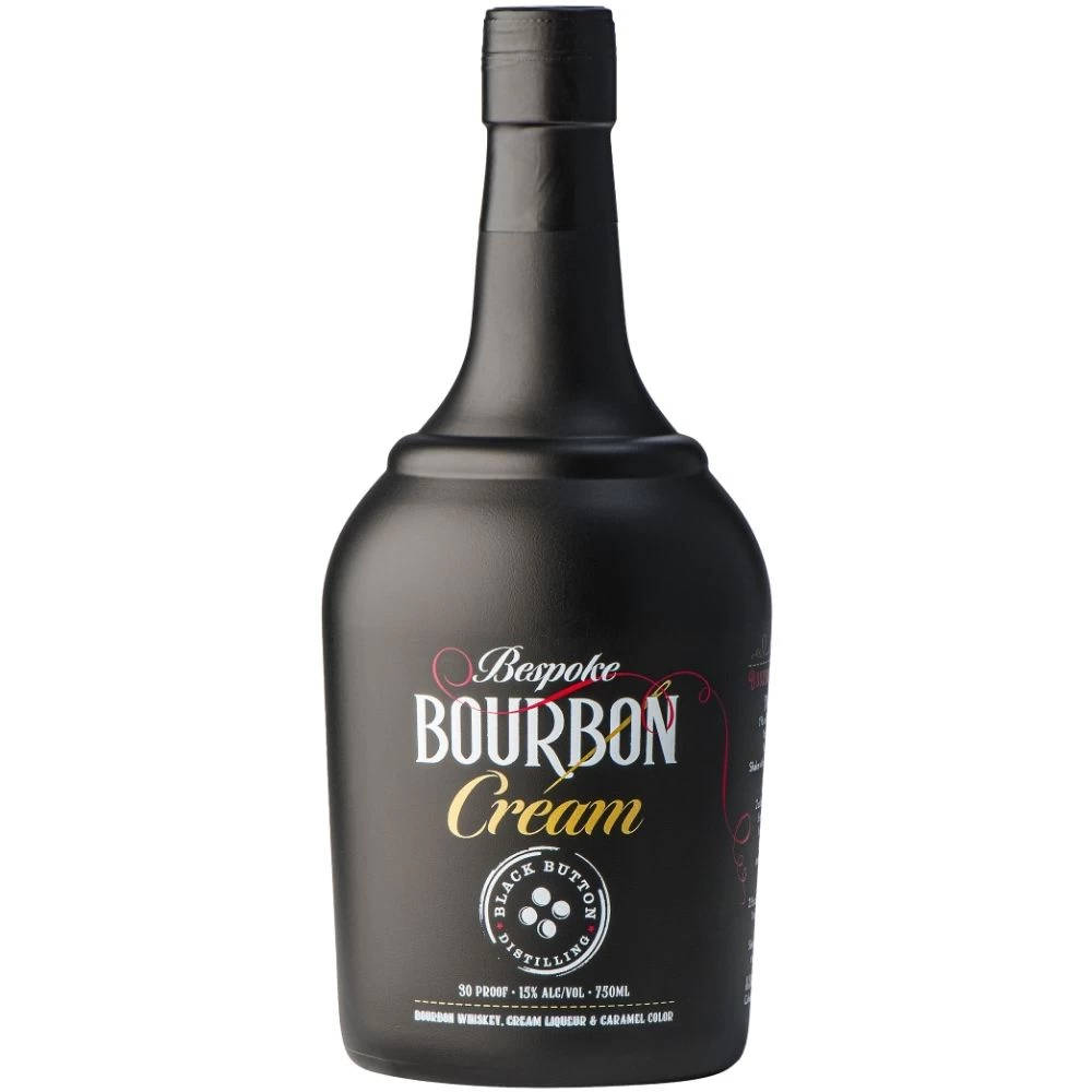 豪華黑按鈕蒸餾廠 壁紙 — 一瓶時尚的磨砂黑色 Bespoke Bourbon Cream 利口酒，孤立在純白色背景上。