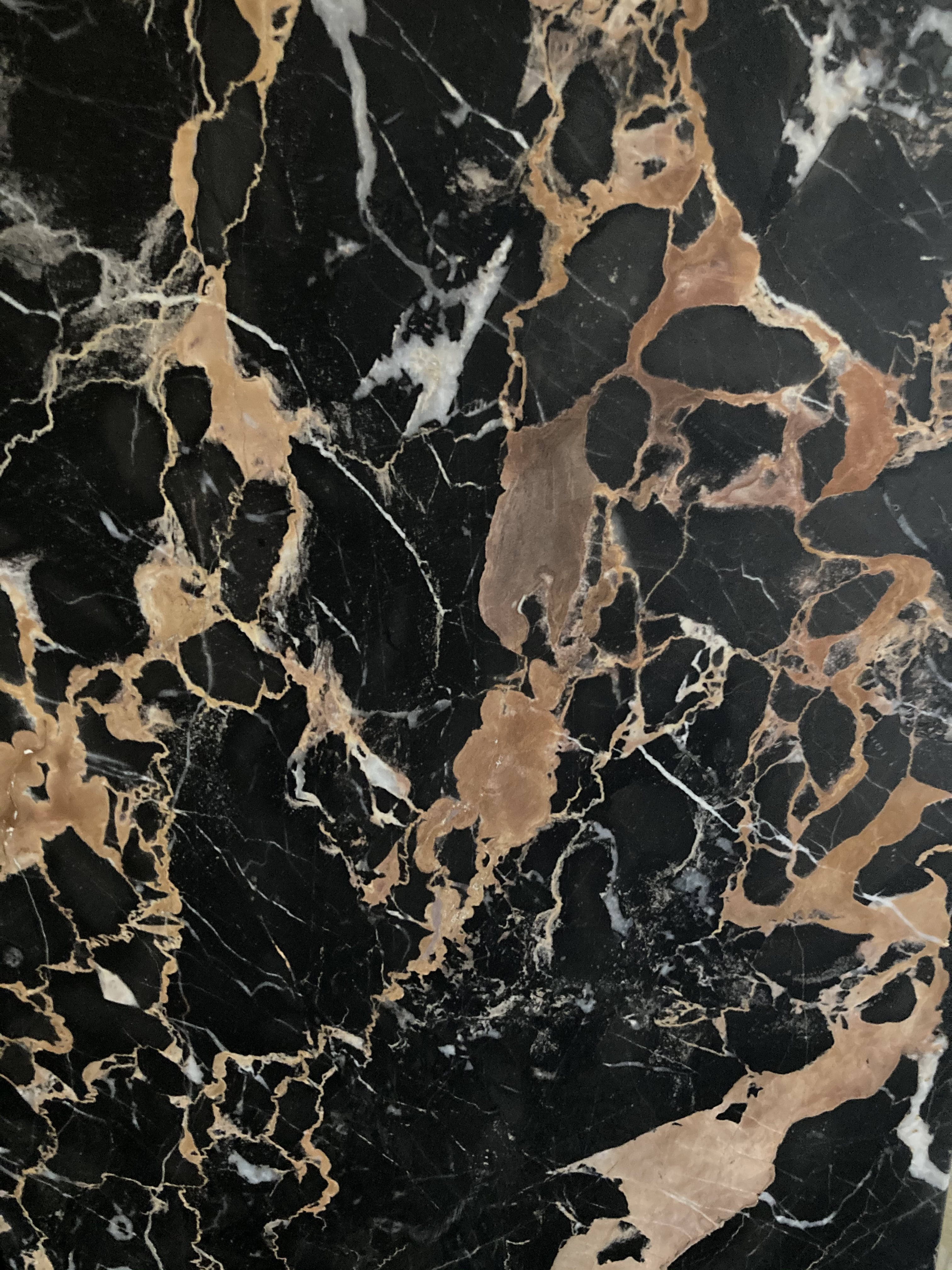 Marble iPhone 桌布 壁紙 — 豪華黑色大理石的近距離特寫，帶有複雜的金色和白色紋理圖案。