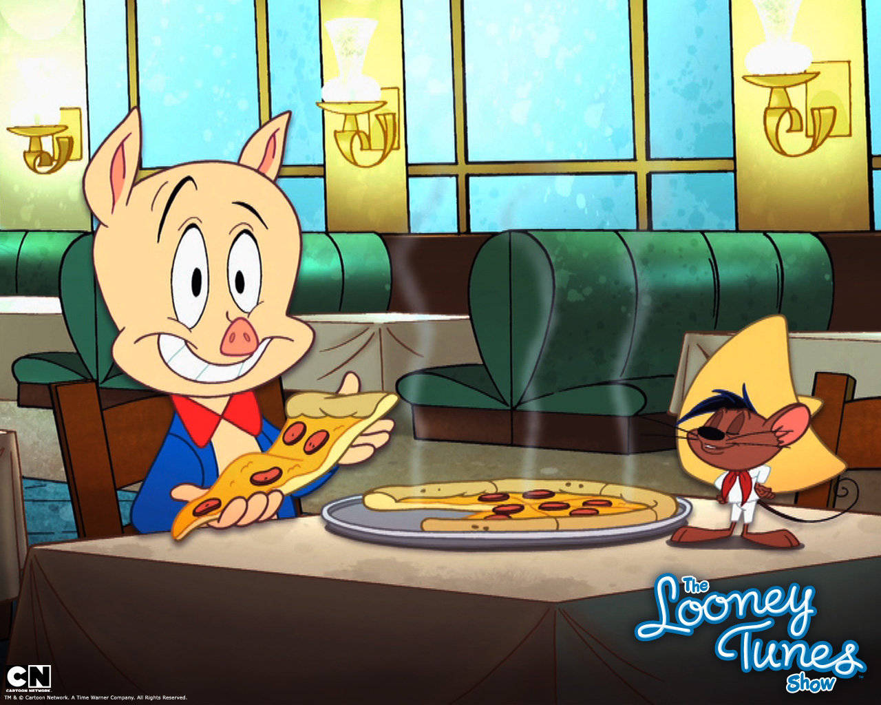 Porky Pig Looney Tunes Show 壁紙 — 豬小弟高興地拿著一片意大利辣香腸披薩，而一隻戴帽子的老鼠在餐廳桌上冒煙的披薩旁邊觀看。