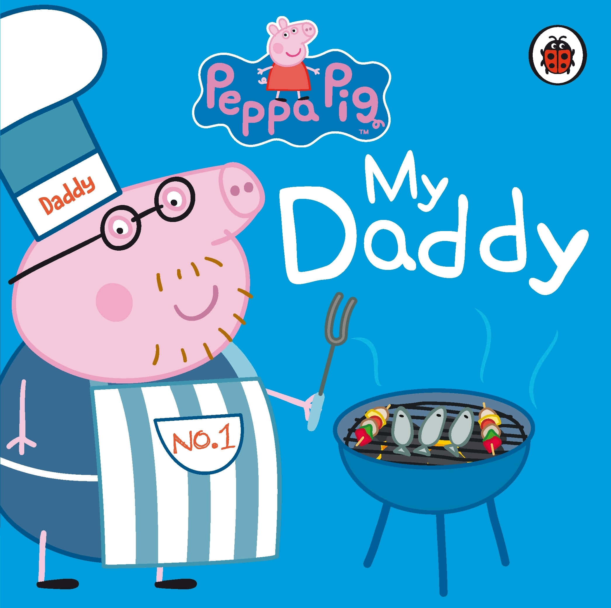 Daddy Pig 桌布 壁紙 — 豬爸爸戴著廚師帽和條紋圍裙，在藍色背景上烤魚和串燒，帶有Peppa Pig標誌。