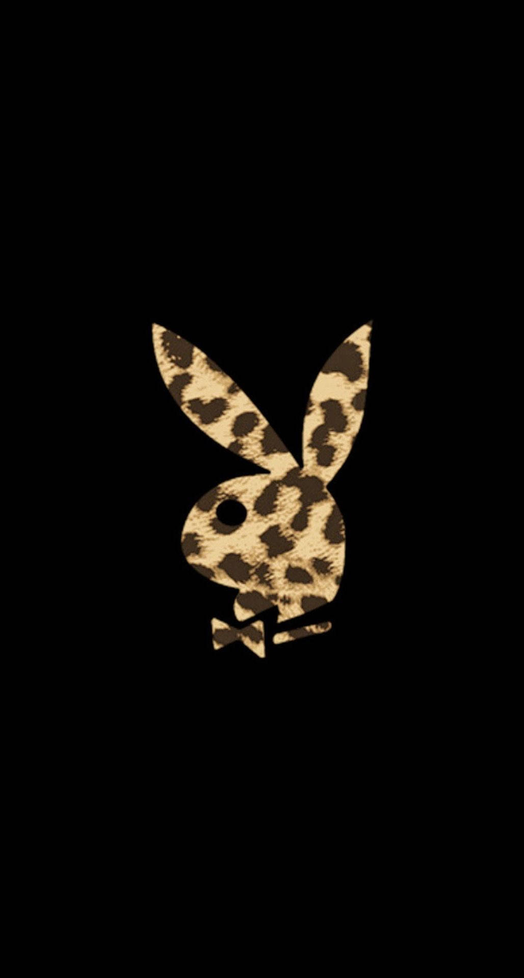 Logo 桌布 壁紙 — 豹紋Playboy兔仔標誌居中置於純黑色背景上。