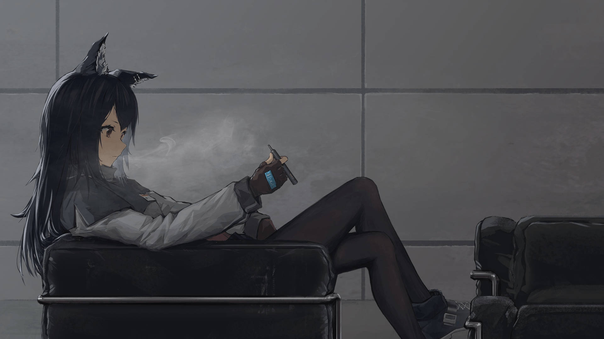 貓耳動漫女孩坐在黑色椅子上吸電子煙。