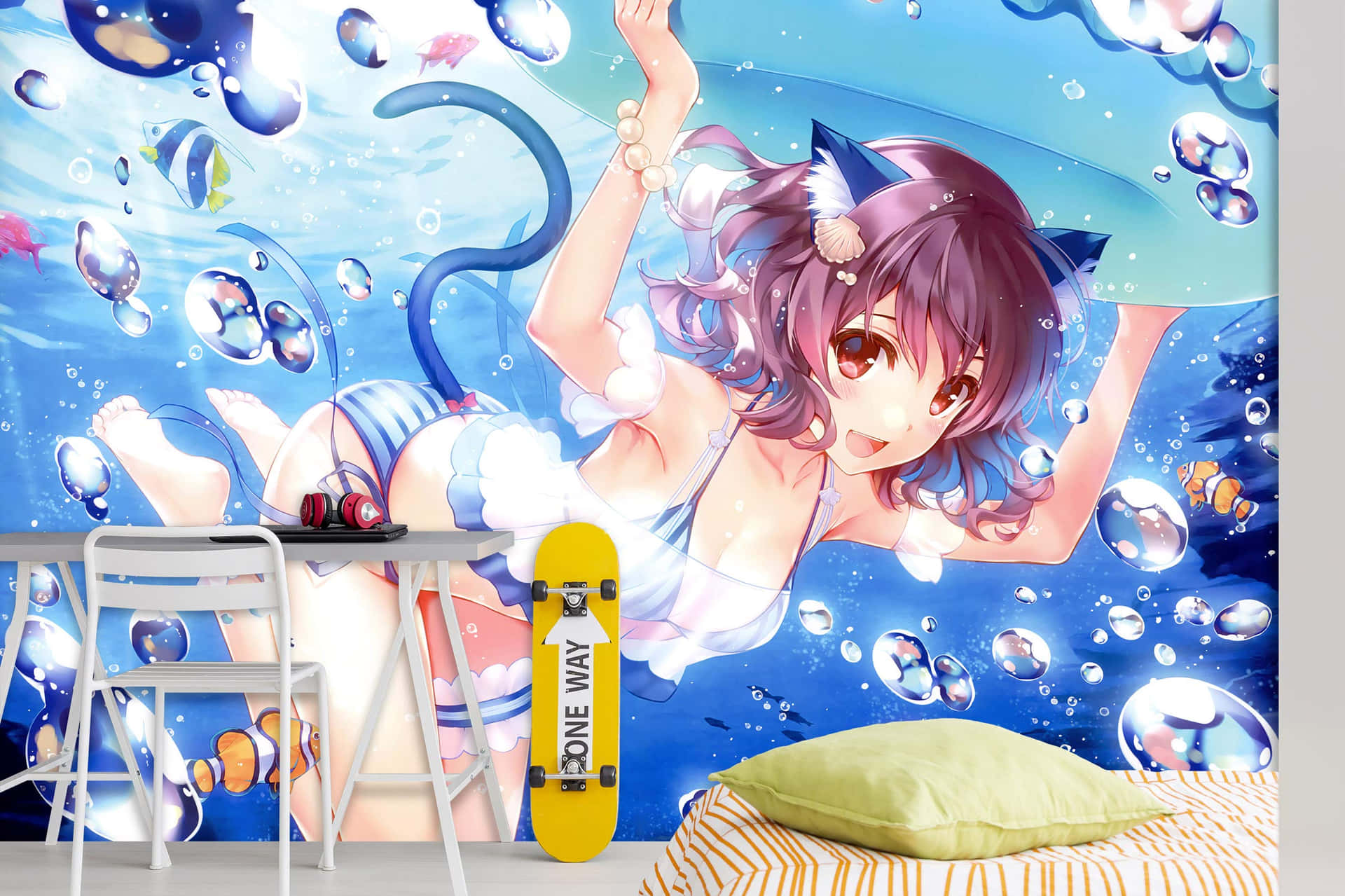 貓耳動漫女孩與魚和氣泡一起在水底游泳。