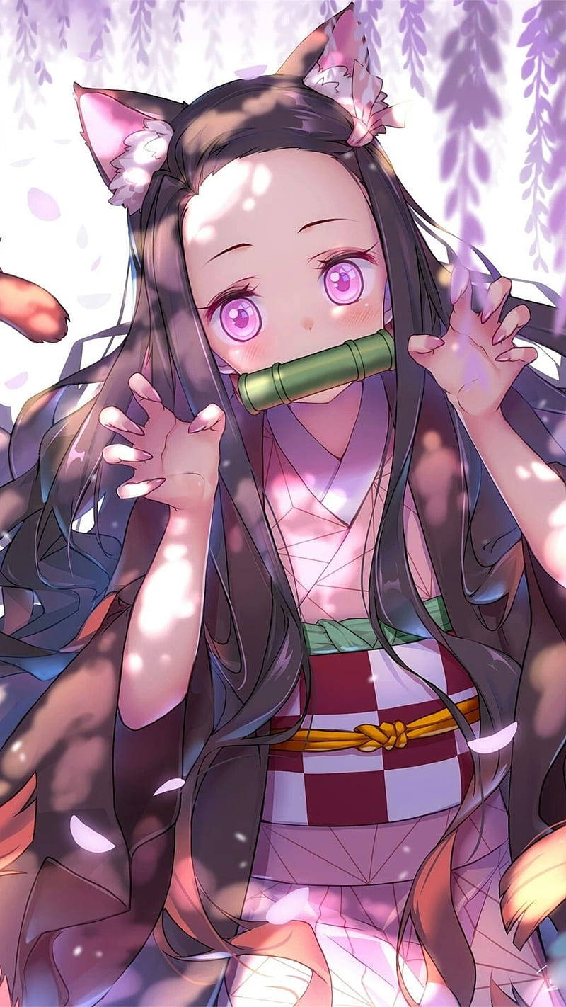 貓耳鬼滅之刃祢豆子 壁紙 — 一個可愛的貓耳紫眼動漫女孩在飄落的櫻花下吹奏竹笛。