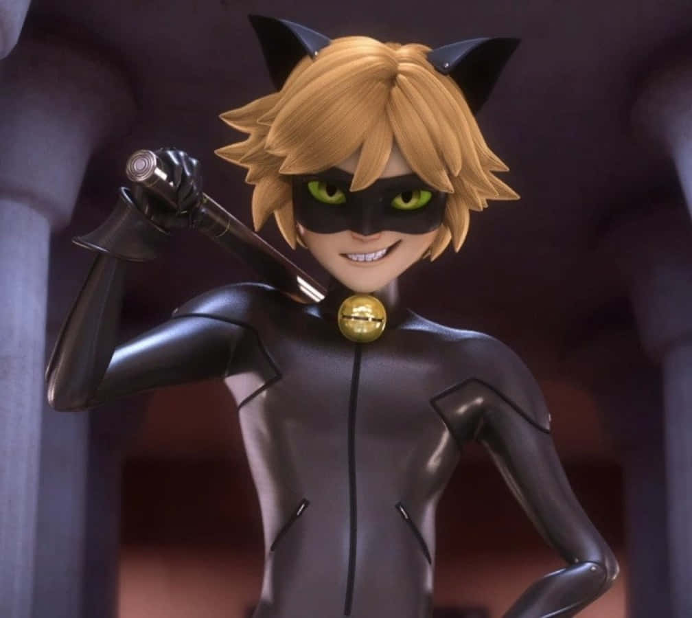 動畫角色 Cat Noir 身穿黑色西裝，綠色眼睛和金色鈴鐺微笑。