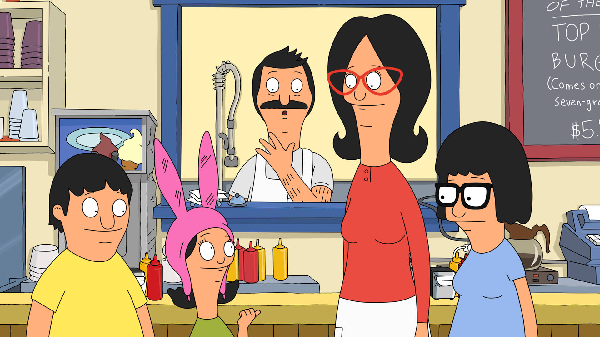 Bob's Burgers 一家人在他們的餐廳裡，Bob 在櫃檯後面，Louise 戴著兔耳朵。