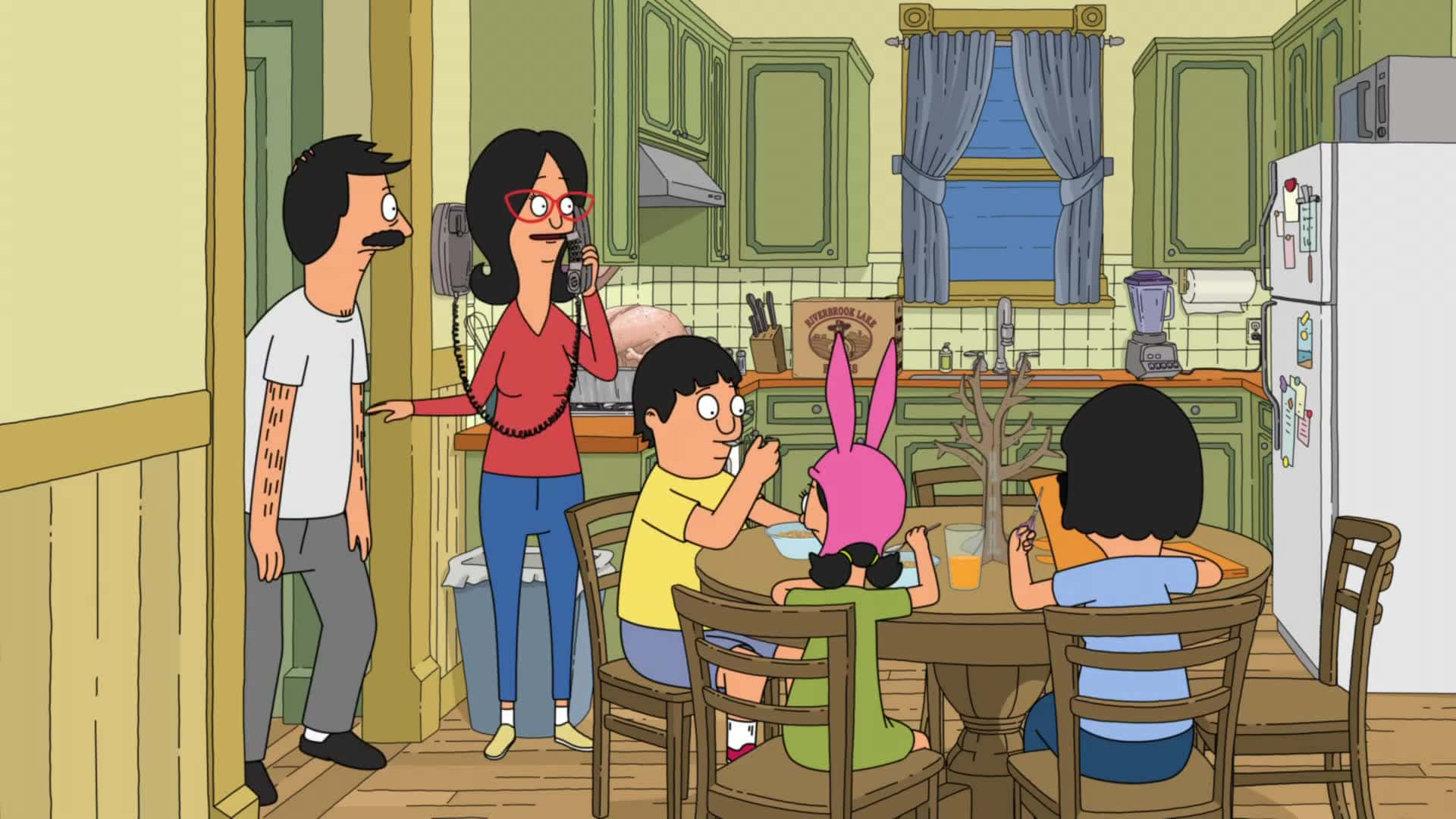 貝克勒一家在廚房的Bob's Burgers背景 壁紙 — 一個卡通家庭聚集在一個舒適的廚房裡，廚房有綠色櫥櫃和一張木製餐桌。